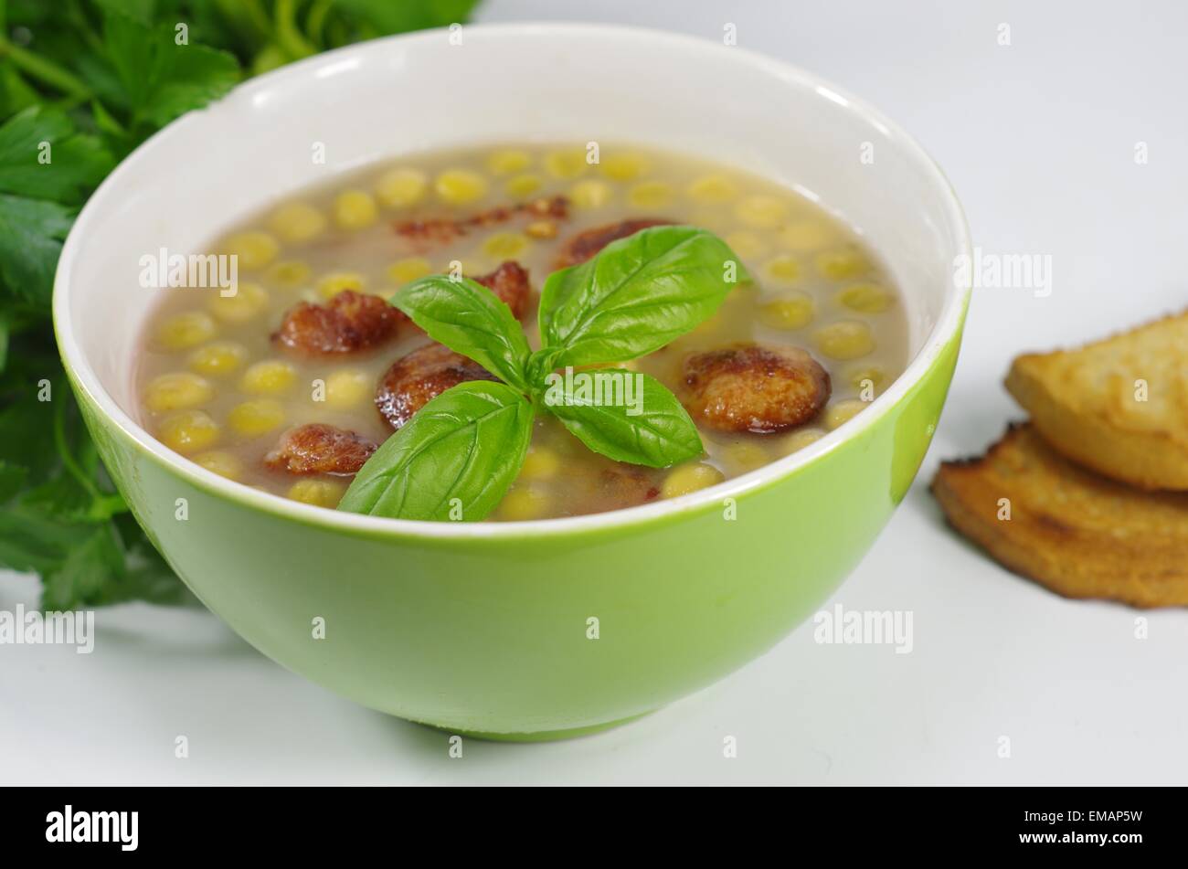 Gustosa zuppa di piselli con pancetta e salsicce Foto Stock