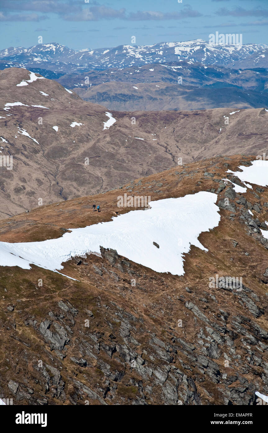 Due escursionisti a piedi lungo una cresta nord dal ben ledi montagna. trossachs national park, SCOZIA Foto Stock