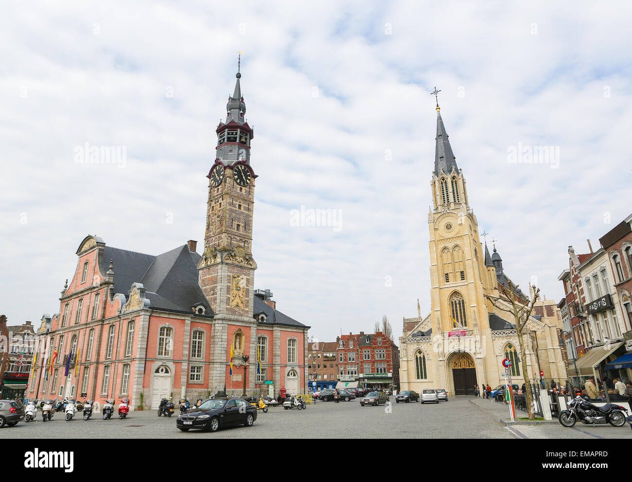 Piazza del Mercato Centrale di Sint-Truiden, Limburg, Belgio, con il Municipio e la chiesa di Nostra Signora. Foto Stock