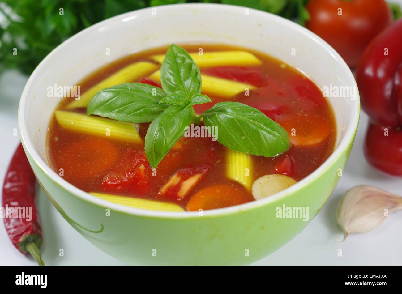 Gustosa zuppa di gulash con carne di manzo in una pentola di creta Foto Stock