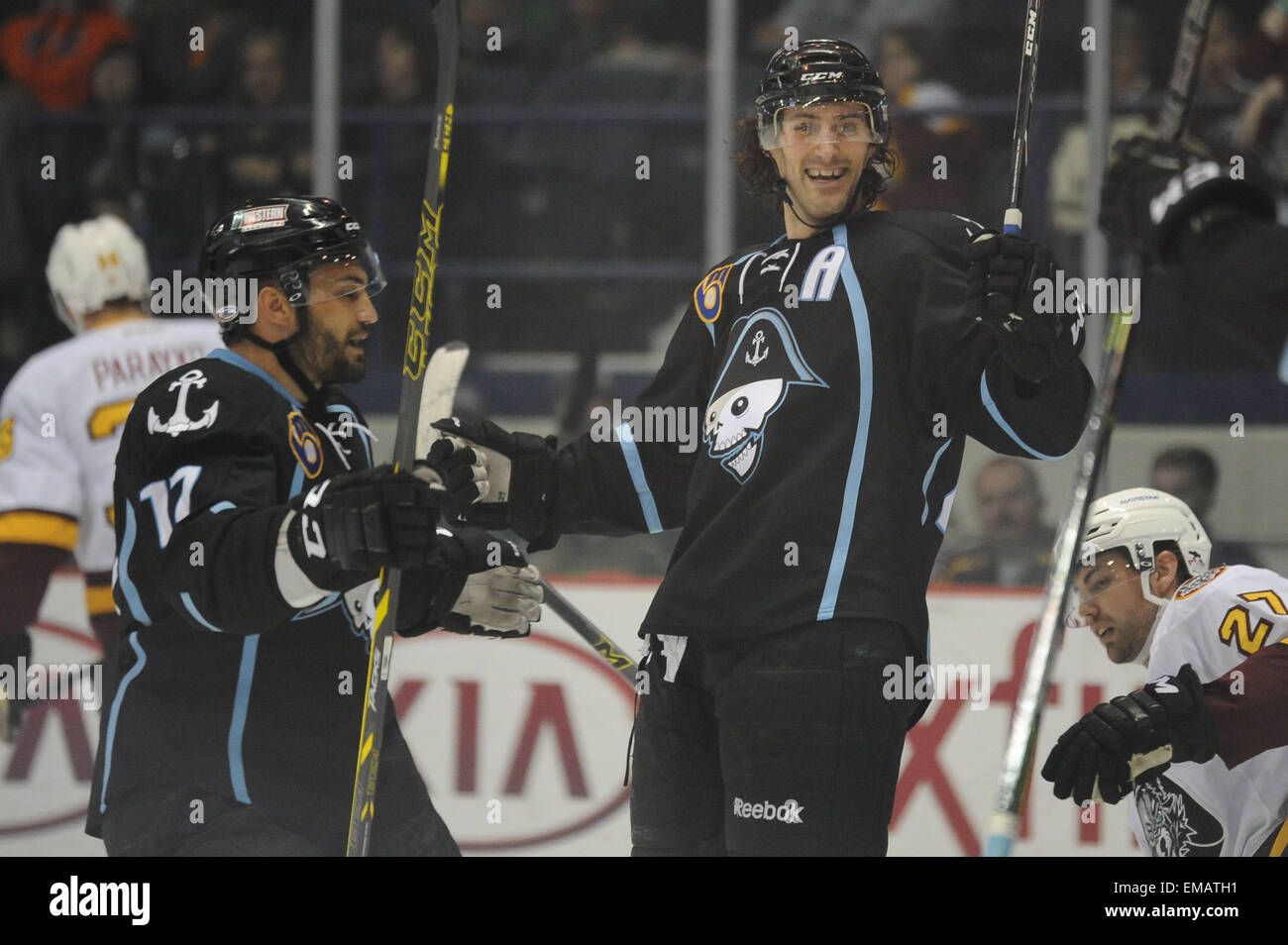 Rosemont, IL, Stati Uniti d'America. Xviii Apr, 2015. Milwaukee Admirals celebrare dopo rigature durante la American Hockey League tra il Milwaukee Admirals e Chicago Wolves all'Allstate Arena in Rosemont, IL. Patrick Gorski/CSM/Alamy Live News Foto Stock