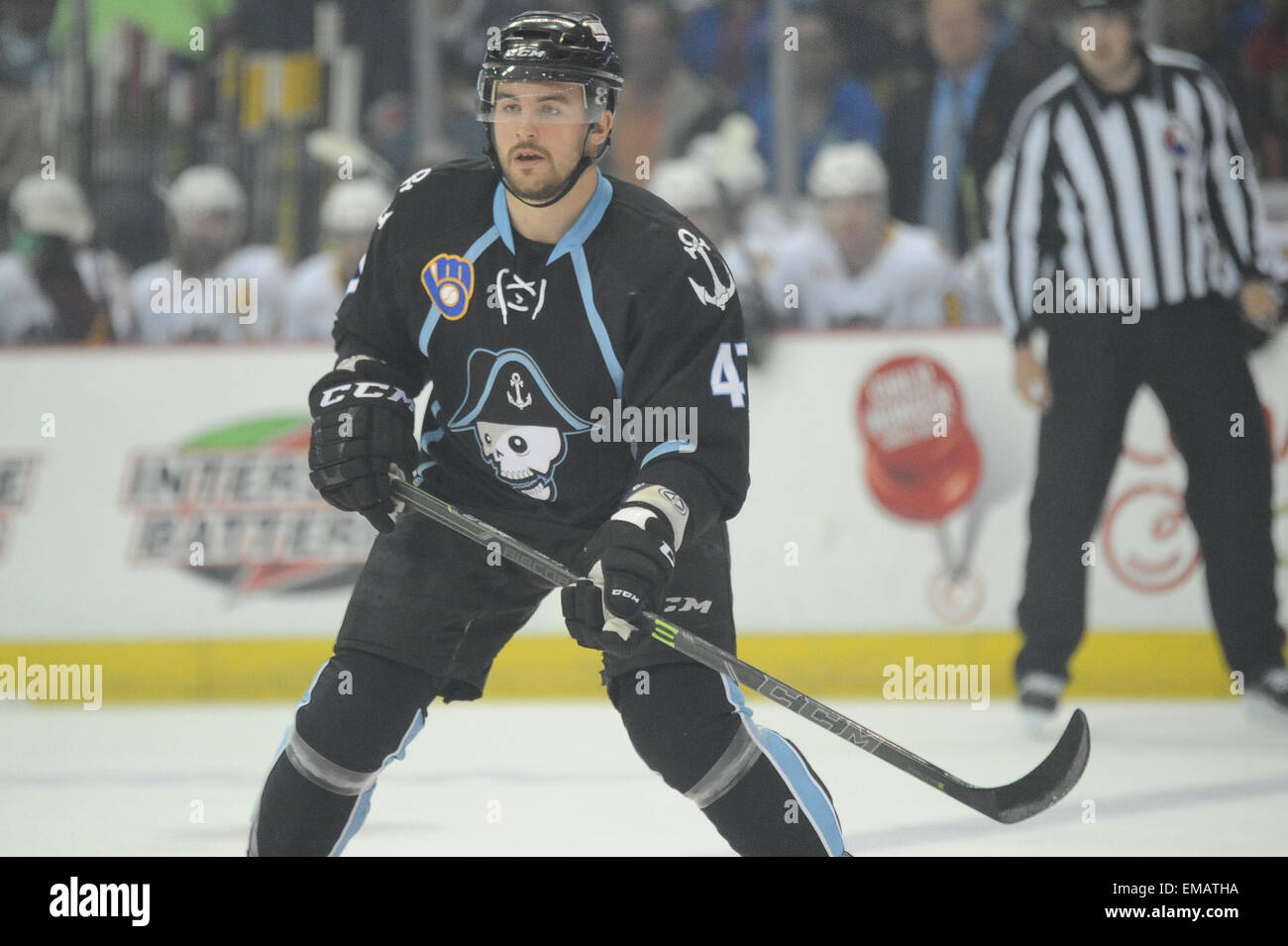 Rosemont, IL, Stati Uniti d'America. Xviii Apr, 2015. Milwaukee Admirals" Jimmy Oligny (47) cerca il pass durante la American Hockey League tra il Milwaukee Admirals e Chicago Wolves all'Allstate Arena in Rosemont, IL. Patrick Gorski/CSM/Alamy Live News Foto Stock