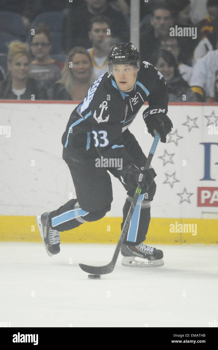 Rosemont, IL, Stati Uniti d'America. Xviii Apr, 2015. Milwaukee Admirals' Viktor Arvidsson (33) controlla il puck durante la American Hockey League tra il Milwaukee Admirals e Chicago Wolves all'Allstate Arena in Rosemont, IL. Patrick Gorski/CSM/Alamy Live News Foto Stock