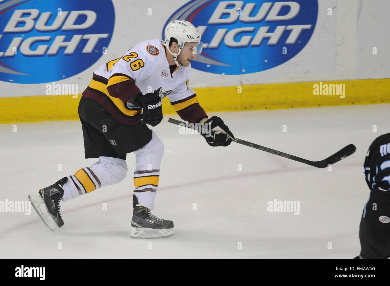 Rosemont, IL, Stati Uniti d'America. Xviii Apr, 2015. Chicago Wolves' Nathan Longpre (26) prende un colpo durante la American Hockey League tra il Milwaukee Admirals e Chicago Wolves all'Allstate Arena in Rosemont, IL. Patrick Gorski/CSM/Alamy Live News Foto Stock