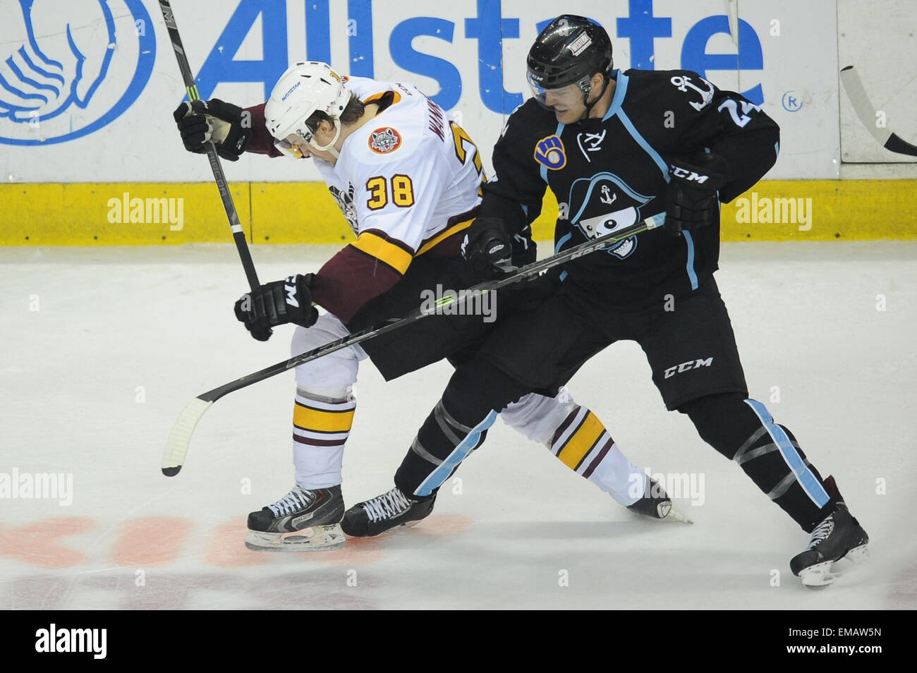 Rosemont, IL, Stati Uniti d'America. Xviii Apr, 2015. Chicago Wolves' Sebastian Wannstrom (38) le lotte per il controllo del disco durante la American Hockey League tra il Milwaukee Admirals e Chicago Wolves all'Allstate Arena in Rosemont, IL. Patrick Gorski/CSM/Alamy Live News Foto Stock