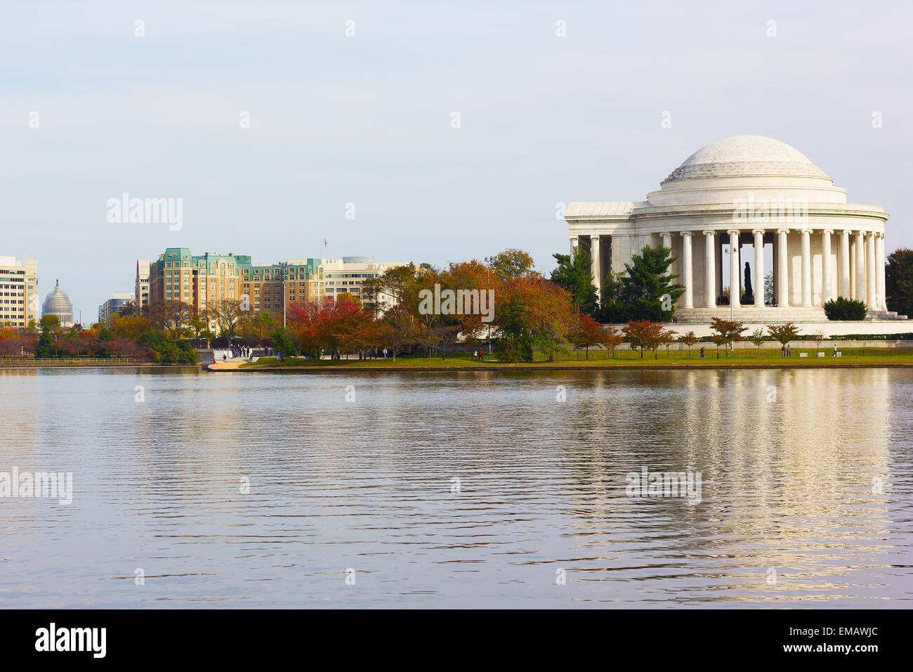 Thomas Jefferson Memorial prima del tramonto con la riflessione. Foto Stock