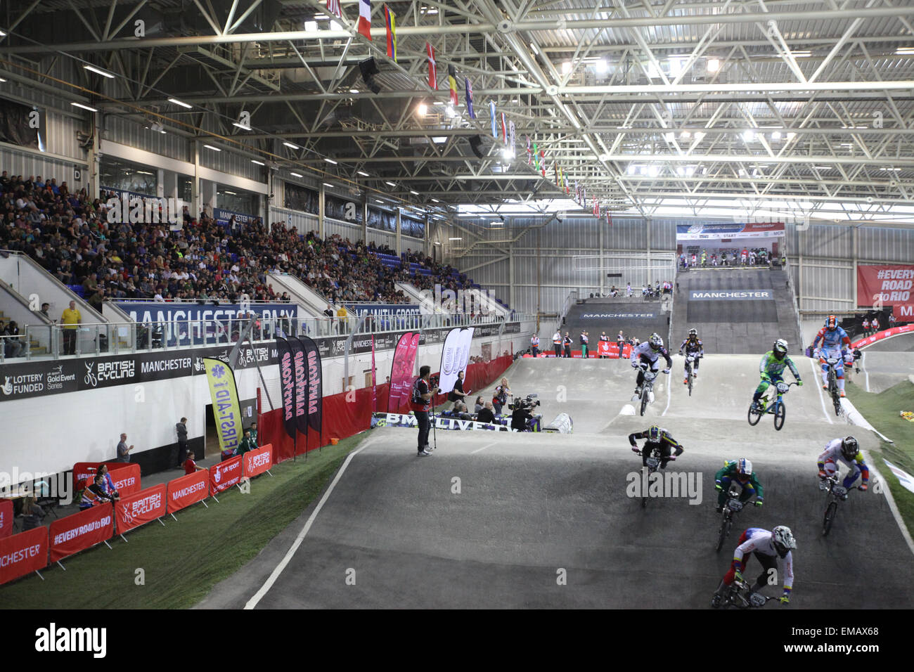 Manchester, Regno Unito, sabato 18 aprile 2015. Il ciclismo nazionale Center hosted UCI BMX Supercross World Cup. Piloti uscire il primo rettilineo. Credito: Michael Buddle/Alamy Live News Foto Stock