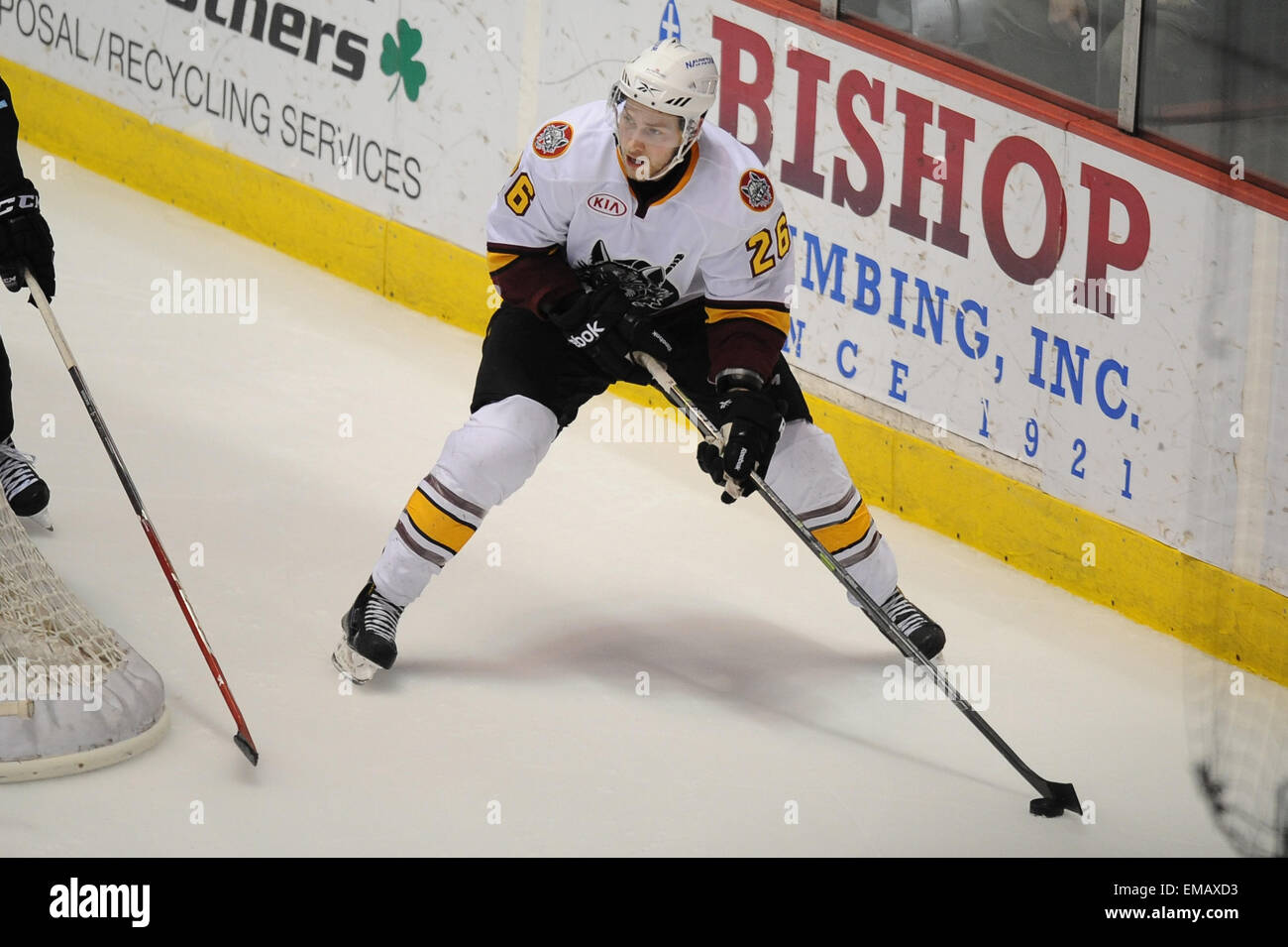 Rosemont, IL, Stati Uniti d'America. Xviii Apr, 2015. Chicago Wolves' Nathan Longpre (26) controlla il puck durante la American Hockey League tra il Milwaukee Admirals e Chicago Wolves all'Allstate Arena in Rosemont, IL. Patrick Gorski/CSM/Alamy Live News Foto Stock