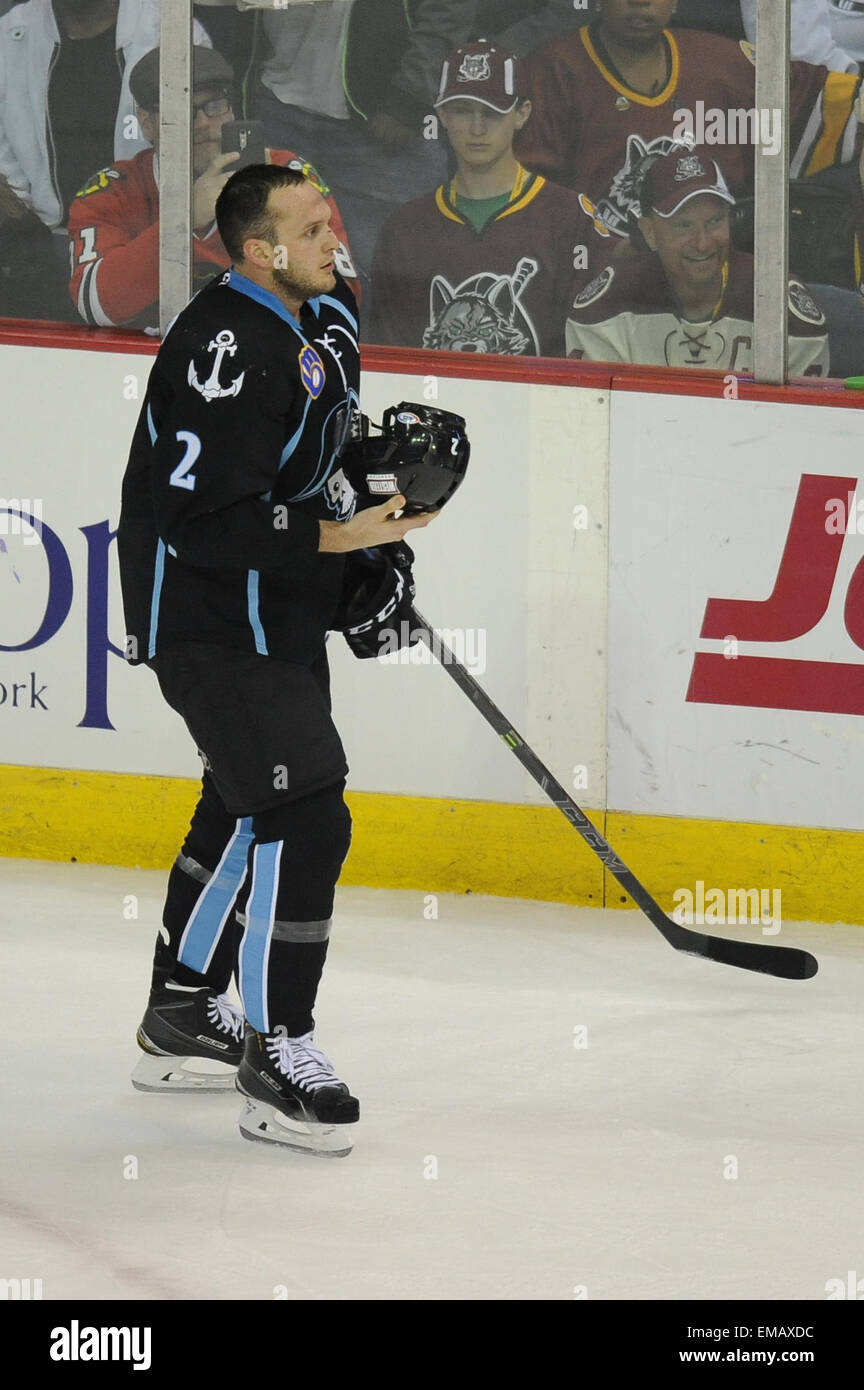 Rosemont, IL, Stati Uniti d'America. Xviii Apr, 2015. Milwaukee Admirals' Anthony Bitetto (2) mantiene il suo casco dopo averlo raccolto fuori dal ghiaccio durante la American Hockey League tra il Milwaukee Admirals e Chicago Wolves all'Allstate Arena in Rosemont, IL. Patrick Gorski/CSM/Alamy Live News Foto Stock