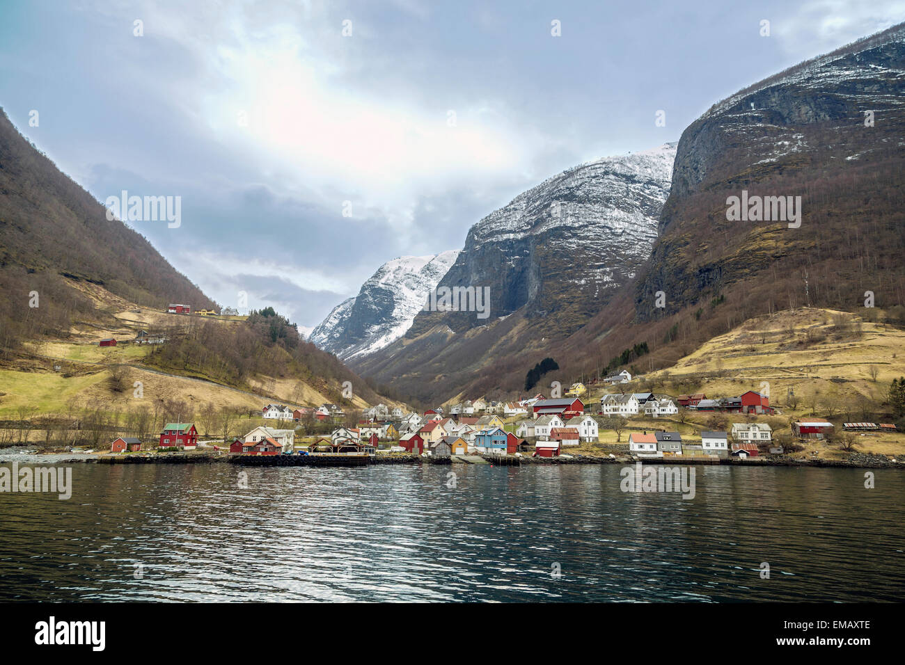 Vista di una città lungo il Sognefjord nella parte occidentale della Norvegia da una barca. Foto Stock