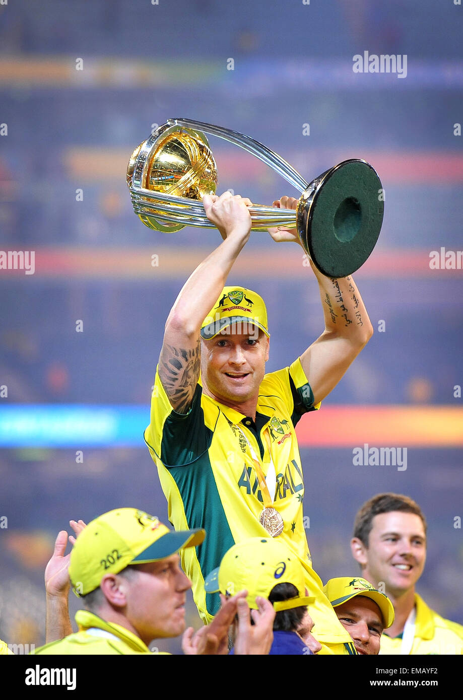 Michael Clarke holding aloft per i mondi premere il ICC 2015 World Cup Trofeo una estremità di raccordo alla sua unica giornata internazionale della carriera di cricket. Il 2015 ICC Cricket World Cup finale tra Australia / Nuova Zelanda, presso il Melbourne Cricket Ground, Melbourne, Victoria, Australia, il 29 marzo 2015. Foto Stock