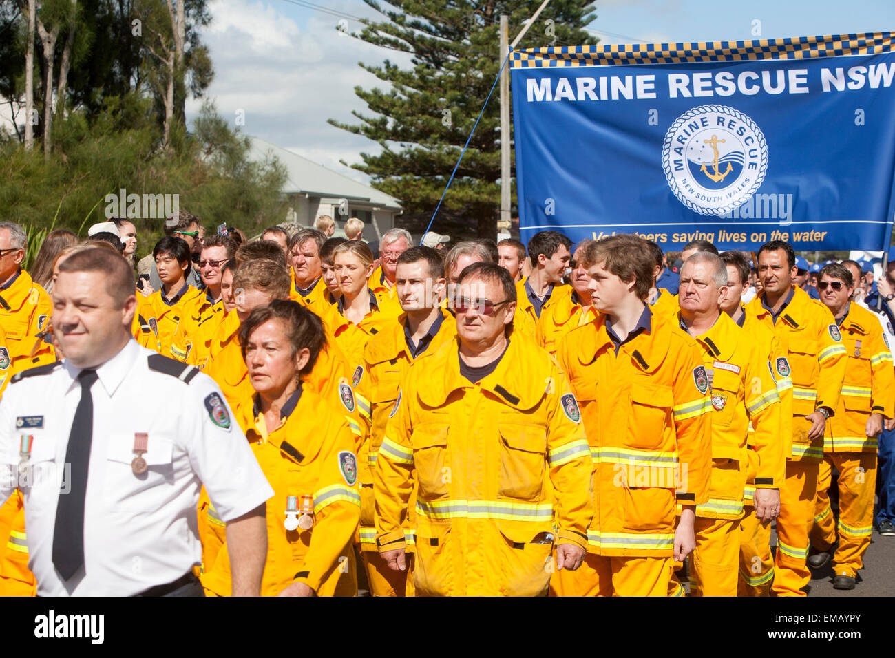 Sydney, Australia. 19 Aprile, 2015. ANZAC e commemorative centenario marzo lungo la strada pittwater Warriewood per celebrare i cento anni di Anzac qui i membri del Nuovo Galles del Sud rurale servizio antincendio in giallo e di salvataggio in mare NSW in blu Credito: martin berry/Alamy Live News Foto Stock