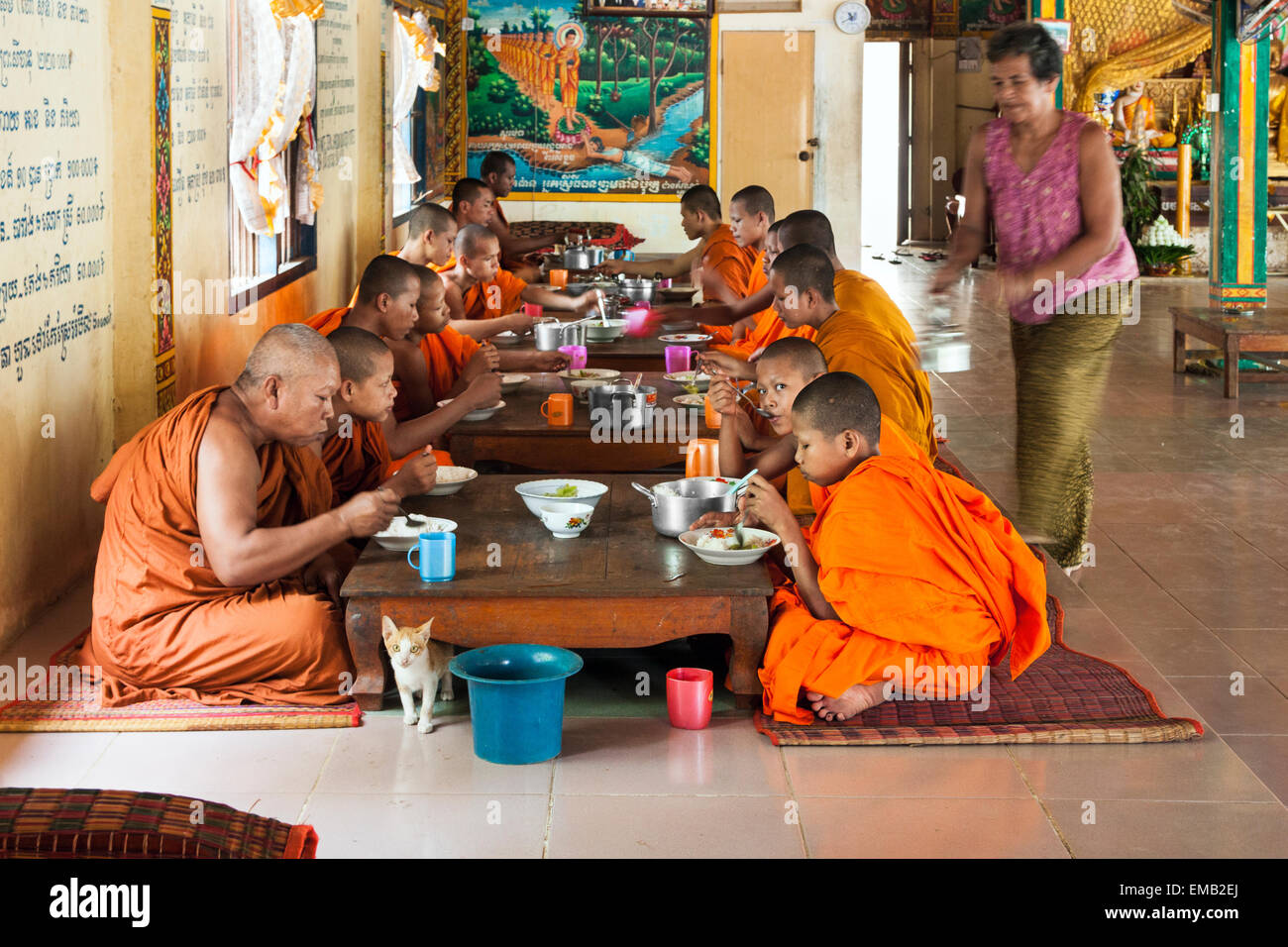 I monaci buddisti di pranzare in Kep pagoda, Cambogia, Asia Foto Stock