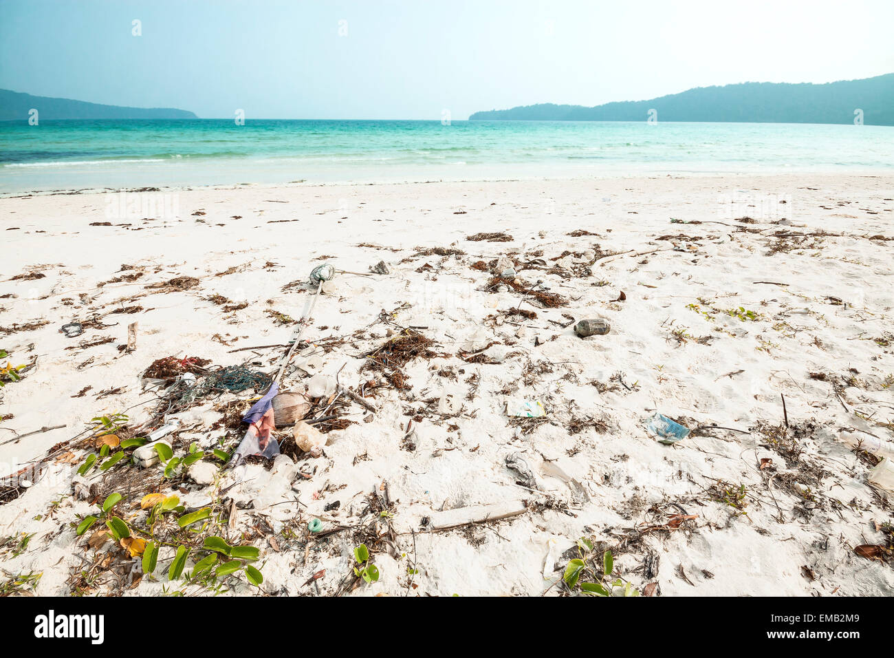 Spazzatura lavato fino sulla spiaggia di sabbia bianca in Cambogia, in Asia. Foto Stock