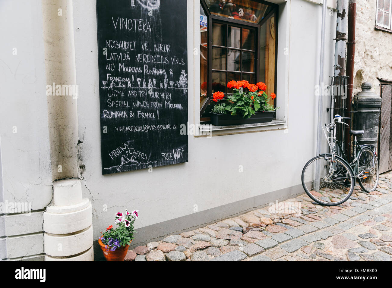 Wine bar, strada stretta nella città vecchia di Riga, Lettonia Foto Stock