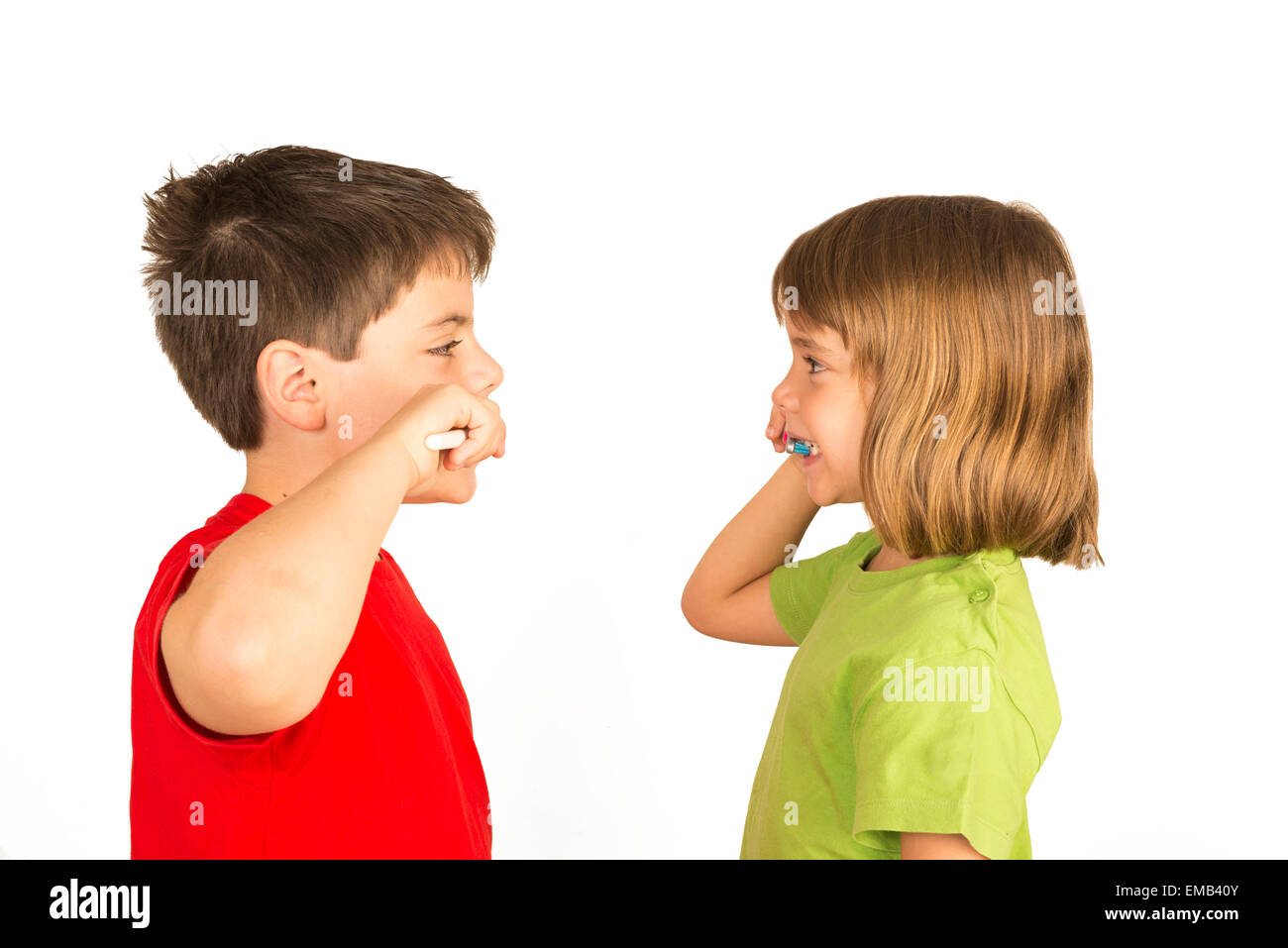 Ritratto di una bambina e un ragazzo la spazzolatura dei denti tra loro affacciate Foto Stock