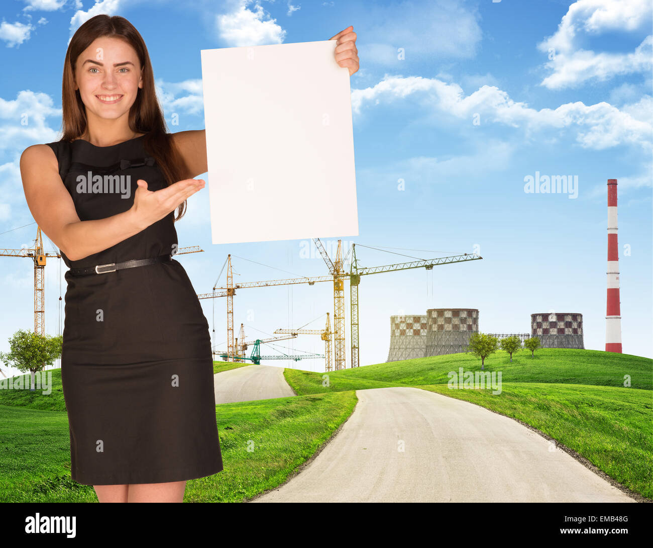 Giovane donna azienda poster in bianco con l'industria su sfondo Foto Stock