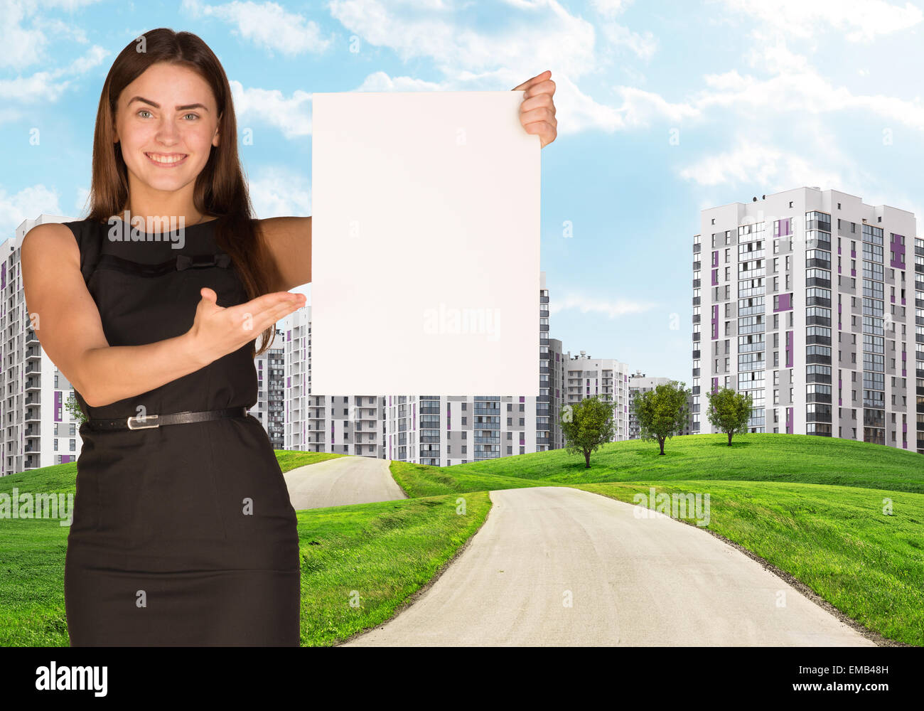 Agente immobiliare azienda poster in bianco con la città sullo sfondo Foto Stock