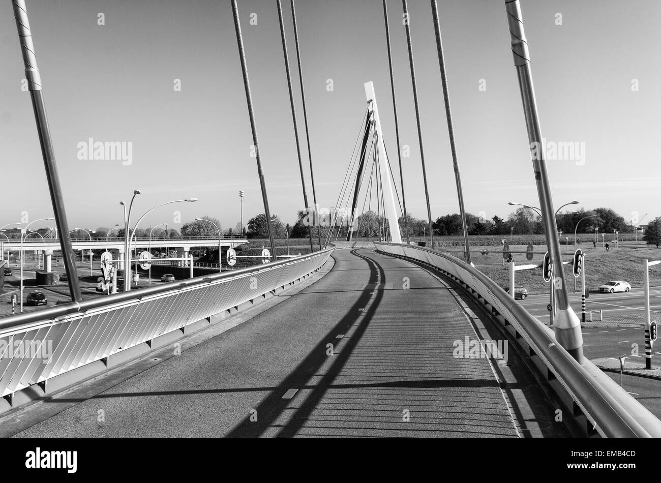 Nuova e moderna bicicletta e pedonale, sospensione ponte di Zwolle, Paesi Bassi Foto Stock