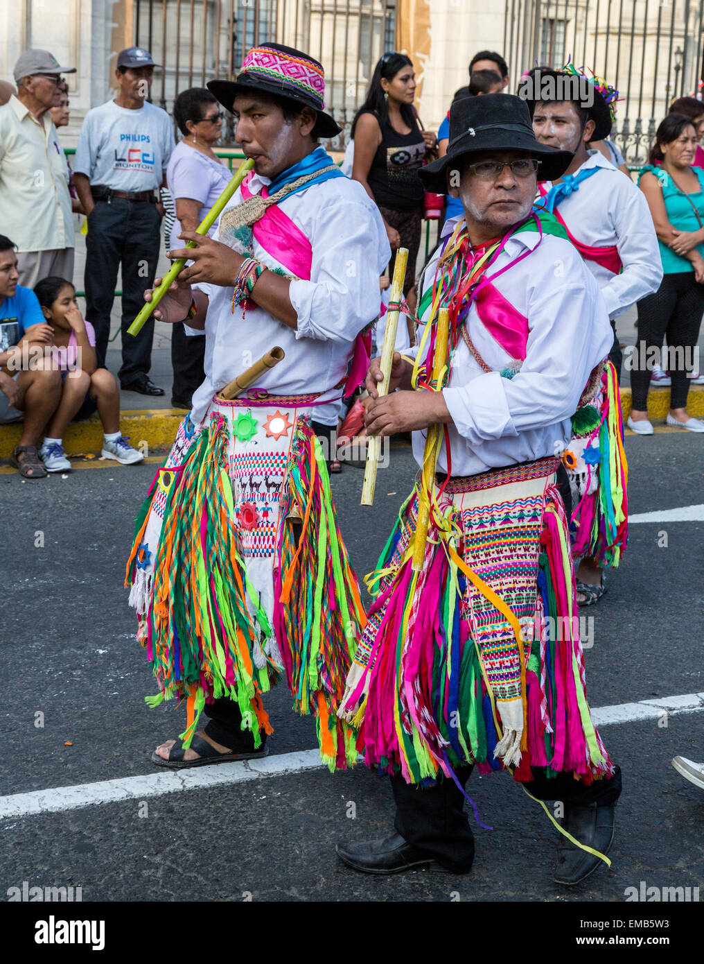 Lima, Perù. Due uomini Peruviano con flauti marciando in una cultura andina Parade, Plaza de Armas. Foto Stock