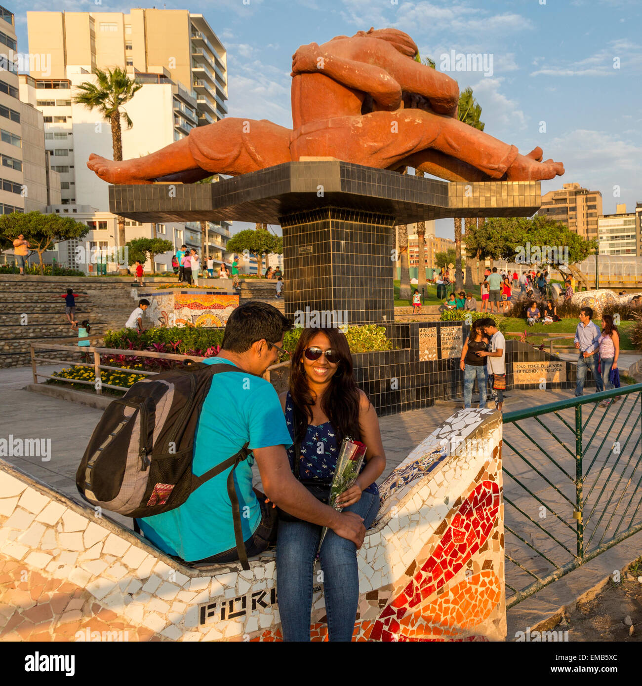 Il Perù, Lima. Amore Park (Parque del Amor). Coppia di fronte a 'Il Bacio' (El Beso) da Victor Delfin. Sobborgo di Miraflores. Foto Stock