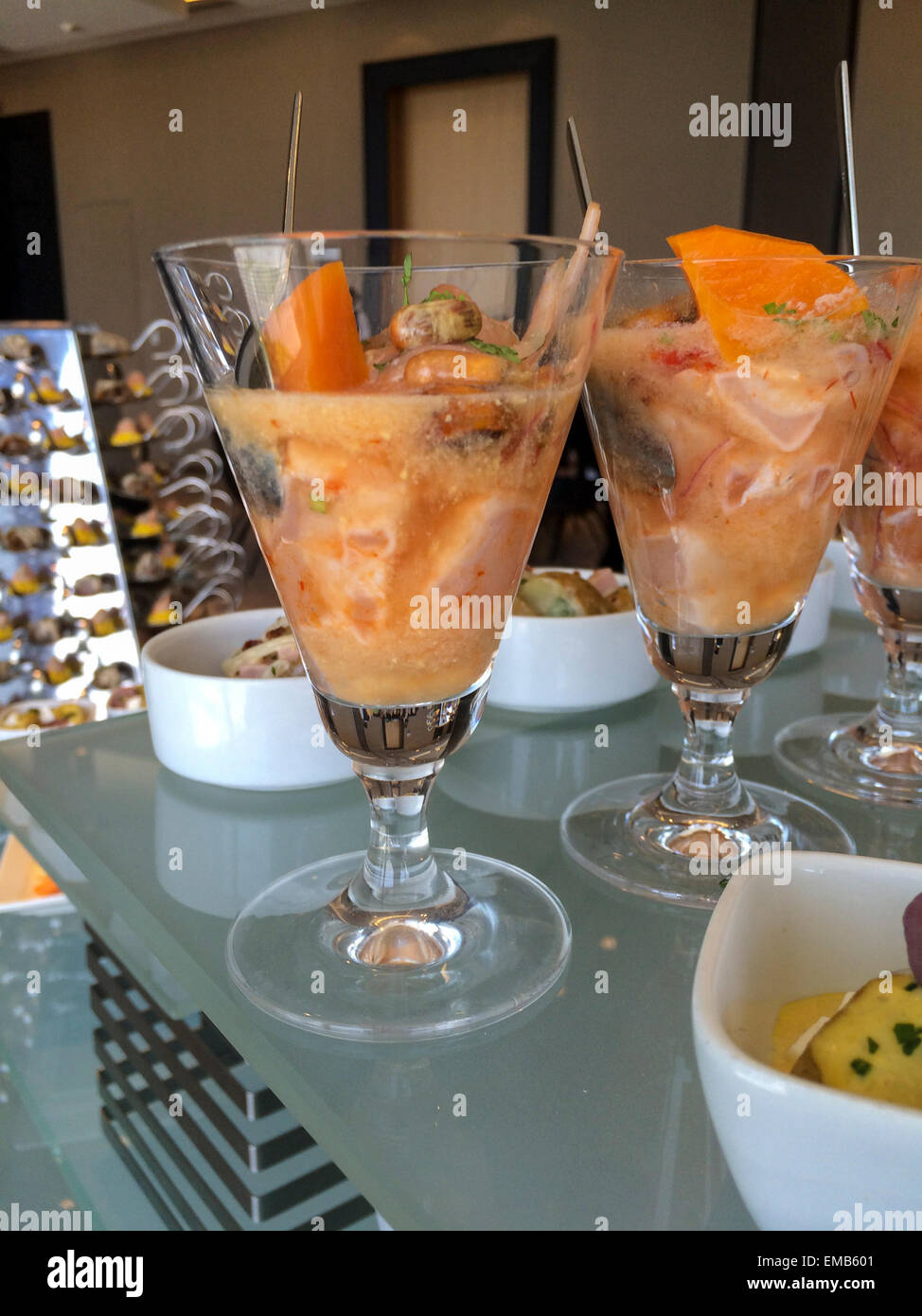 Il Perù. Cucina peruviana. Ceviche, fresco pesce crudo indurito in succhi di agrumi, speziato con aji o peperoncino. Foto Stock