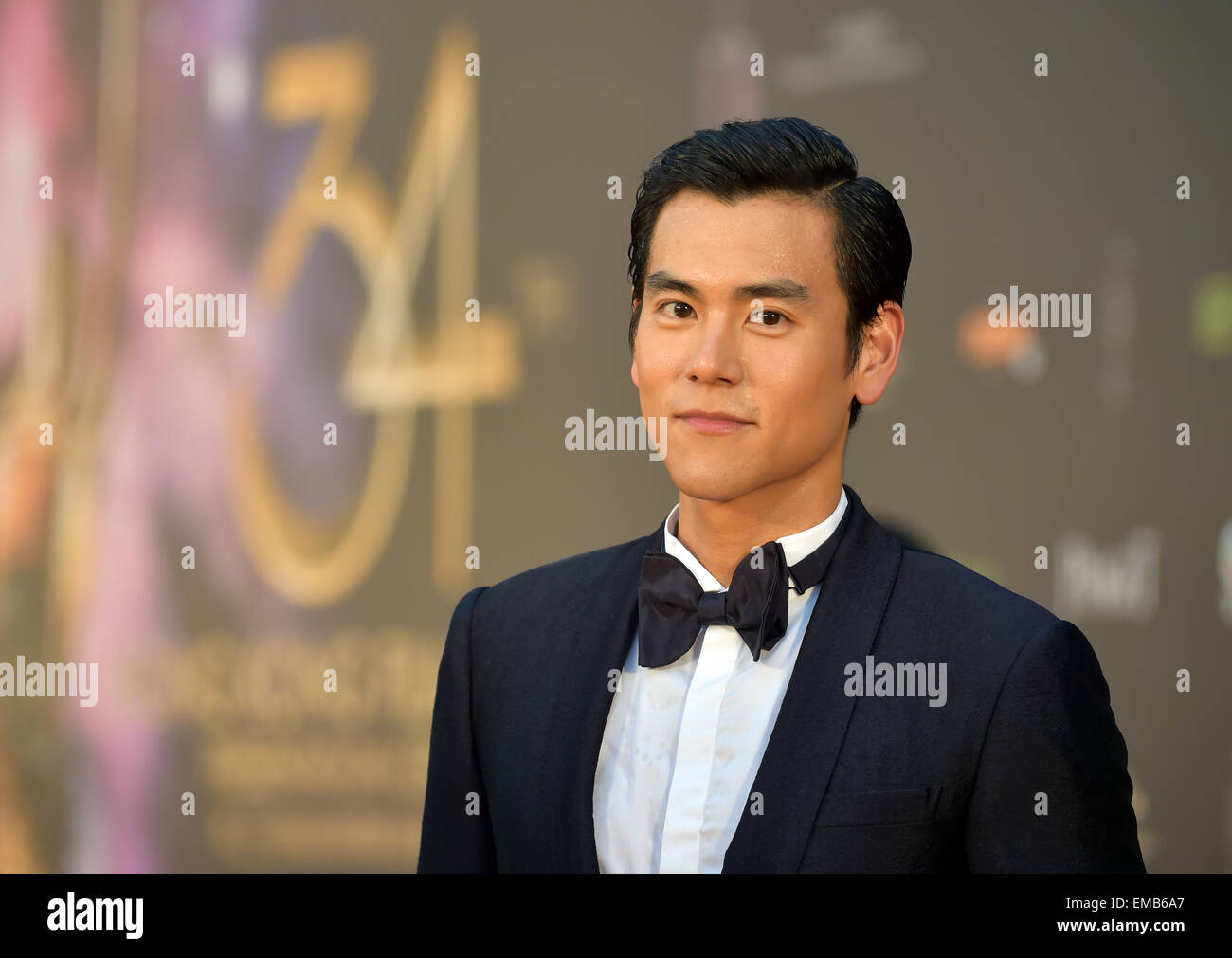 Hong Kong, Cina. Xix Apr, 2015. Eddie Peng, candidato per il miglior attore, passeggiate il tappeto rosso prima della trentaquattresima Hong Kong Film Awards cerimonia di presentazione di Hong Kong, Cina del Sud, 19 aprile 2015. © Egli Jingjia/Xinhua/Alamy Live News Foto Stock