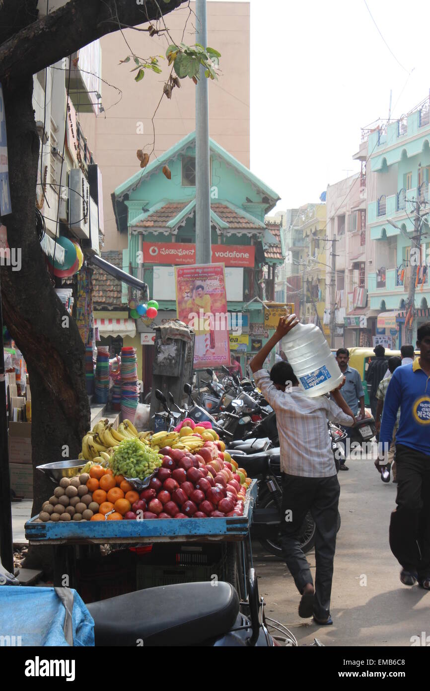 La città di Bengaluru, precedentemente noto come Bangalore, nel centro sud dell India. Un mercato di strada del MG road Foto Stock
