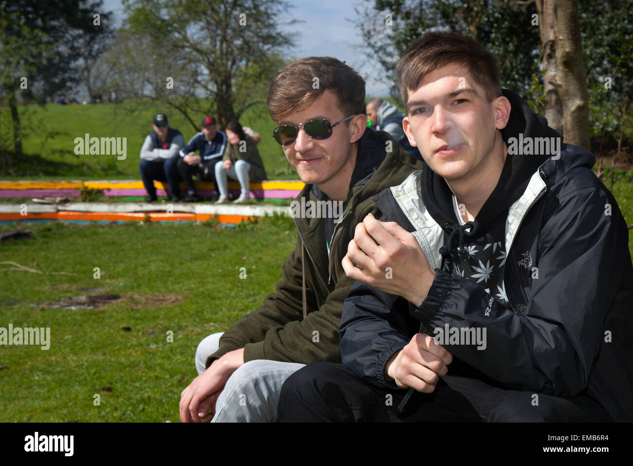 Manchester, Regno Unito 19 aprile, 2015. Tom Duncan, 22 & Tom Fox, 23 Cannabis agli spettatori del festival a Platt Fields Park. Questo '420' evento è pubblicizzato come un mini-festival per le persone, reefer-sbuffando, weed fumatori, ganja-attività correlate da parte di persone che sostengono la legalizzazione della cannabis cultura. I funzionari di polizia avevano avvertito che si dovrebbe prendere una dim vista di chiunque l'assunzione di droghe in questo anno Puff-Puff-Pass evento della durata di un giorno. Greater Manchester e forze di polizia hanno avuto per emettere una serie di avvisi di verbali a persone a farlo. Il termine "420" è diventato universalmente noto come la parola di codice per il fumo pot. Foto Stock