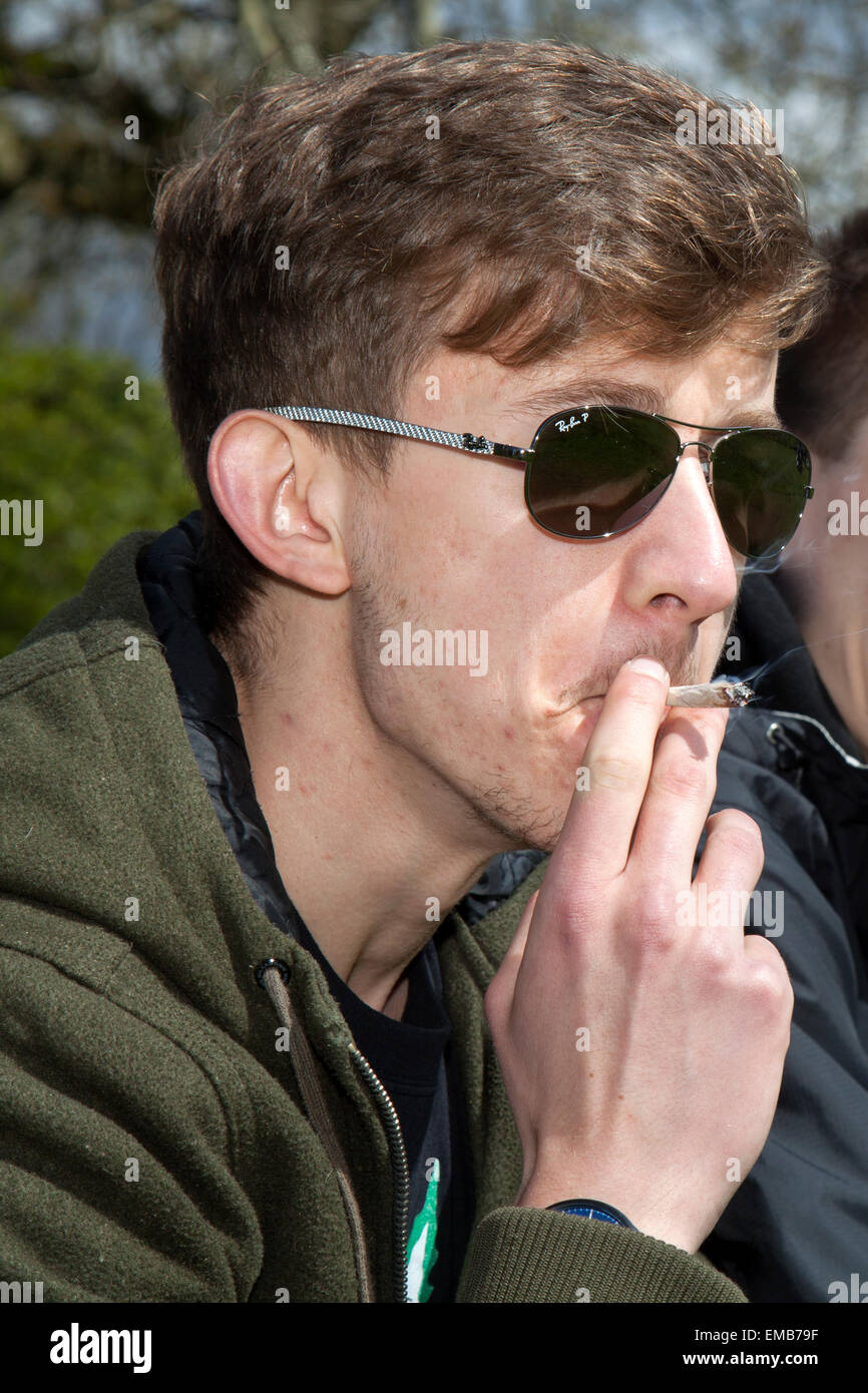 Manchester, Regno Unito 19 aprile, 2015. Tom Fox una cannabis agli spettatori del festival a Platt Fields Park. Questo '420' evento è pubblicizzato come un mini-festival per le persone, i fumatori di erbacce, che sostengono la legalizzazione della cannabis. I funzionari di polizia avevano avvertito che si dovrebbe prendere una dim vista di chiunque l'assunzione di droghe in questo anno Puff-Puff-Pass evento della durata di un giorno. Greater Manchester e forze di polizia hanno avuto per emettere una serie di avvisi di verbali a persone a farlo. Credito: Mar fotografico/Alamy Live News Foto Stock