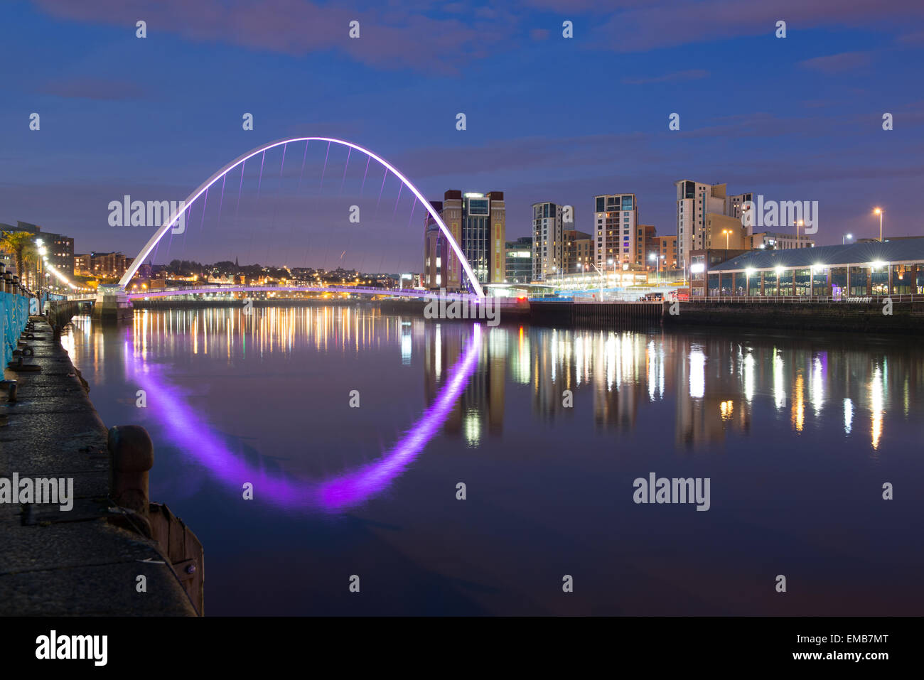 Guardando in giù il fiume della città di Newcastle Gateshead verso le luci del Baltico e ponti sono riflessi nel fiume Tyne. Foto Stock