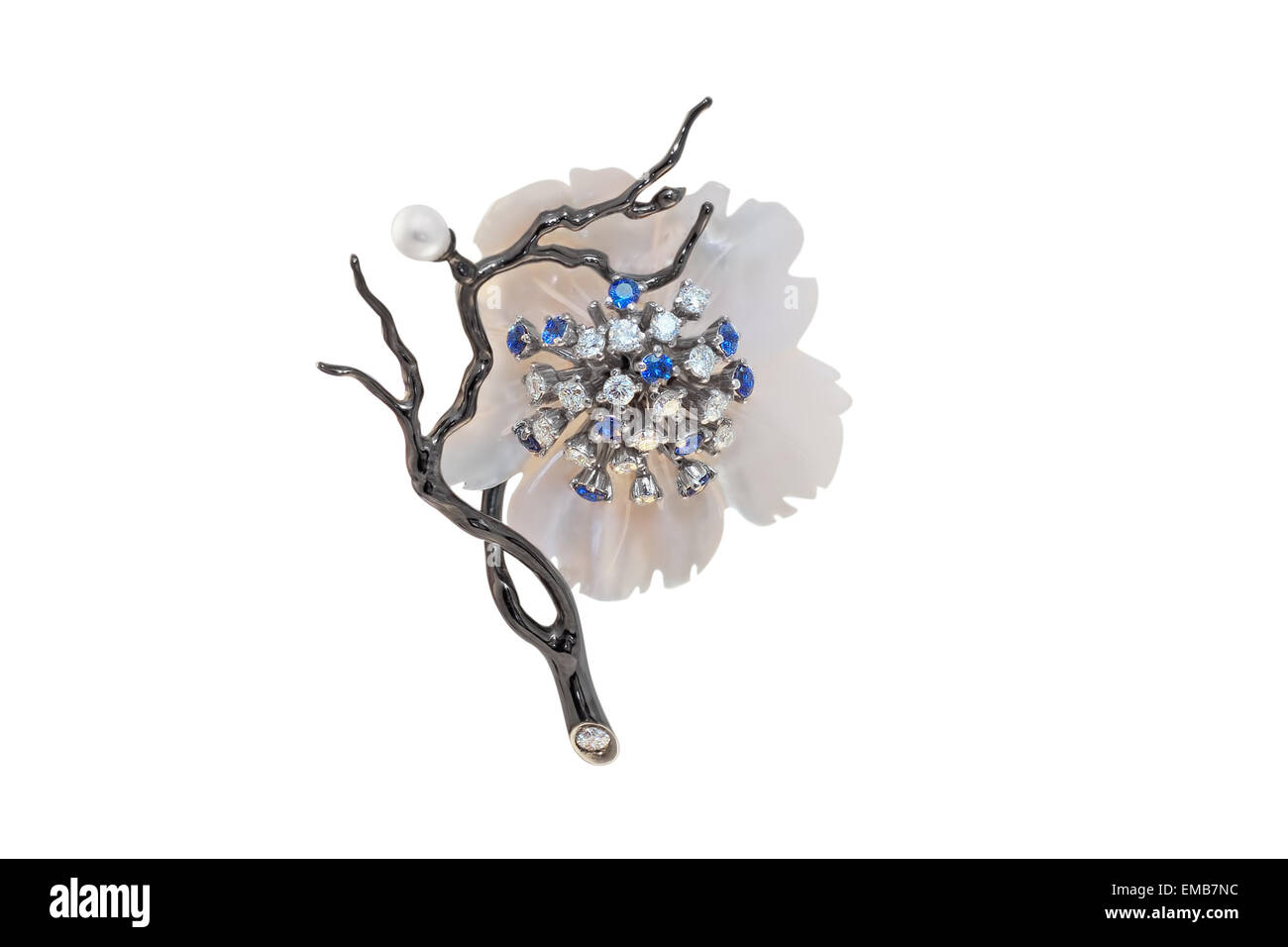 Spilla Dorata con perle gli zaffiri e i diamanti su un bianco Foto Stock