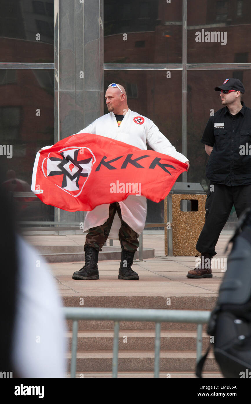 Toledo, Ohio, Stati Uniti d'America - 18 Aprile 2015 - protetto da centinaia di poliziotti, il neo-nazista nazionale movimento socialista terrà un rally sui passi dell'edificio degli uffici governativi, unite da un membro del Ku Klux Klan. Diverse centinaia di persone si è rivelato per protestare contro i nazisti. Credito: Jim West/Alamy Live News Foto Stock