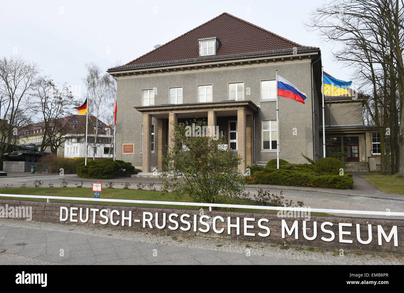 Bandiere da Germania (L-R), Bielorussia, Russia e Ucraina ondata di fronte il Museo tedesco-russo Karlshorst a Berlino, Germania, 12 aprile 2015. Questi paesi sono membri del consiglio di fondazione. La Seconda Guerra Mondiale si è conclusa in Europa il 08 maggio 1945 su questo punto con la Wehrmacht tedesca la resa incondizionata. Questo è l'unico museo in Germania con una mostra permanente dedicata alla guerra di sterminio contro l'Unione Sovietica. La mostra i pezzi della ex capitolazione Museo costituiscono il fondamento della mostra. Il museo è stato aperto presso il luogo storico di cedere il 10 Foto Stock