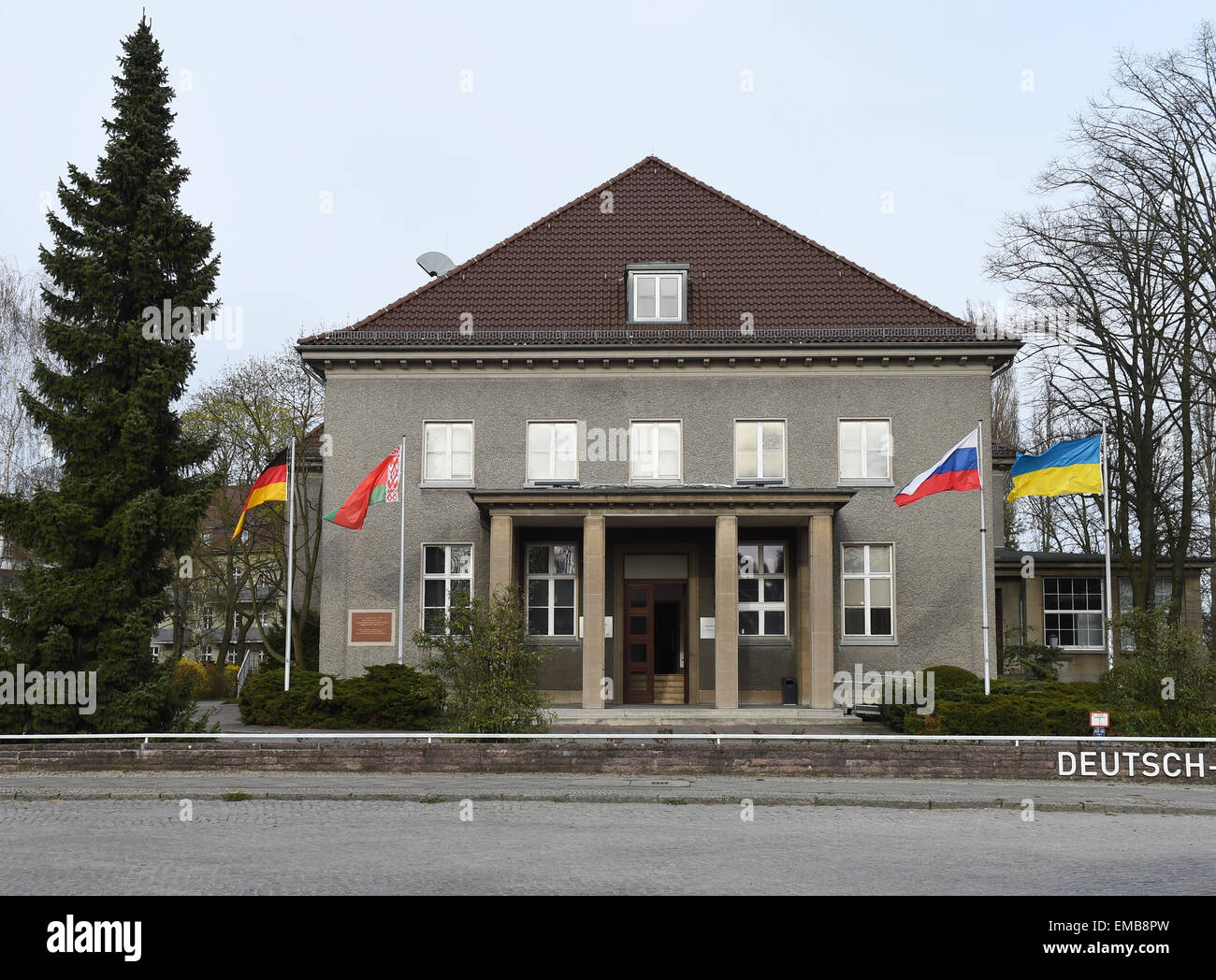 Bandiere da Germania (L-R), Bielorussia, Russia e Ucraina ondata di fronte il Museo tedesco-russo Karlshorst a Berlino, Germania, 12 aprile 2015. Questi paesi sono membri del consiglio di fondazione. La Seconda Guerra Mondiale si è conclusa in Europa il 08 maggio 1945 su questo punto con la Wehrmacht tedesca la resa incondizionata. Questo è l'unico museo in Germania con una mostra permanente dedicata alla guerra di sterminio contro l'Unione Sovietica. La mostra i pezzi della ex capitolazione Museo costituiscono il fondamento della mostra. Il museo è stato aperto presso il luogo storico di cedere il 10 Foto Stock