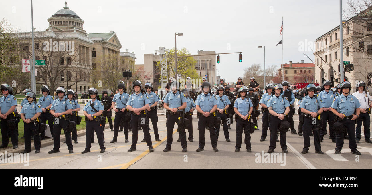 Toledo, Ohio - Polizia in tenuta da sommossa membri protetti di neo-nazi nazionale movimento socialista come hanno tenuto un pubblico rally. Foto Stock