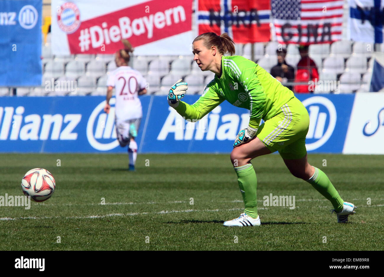 Monaco di Baviera, Germania. Xix, Apr 2015. Il portiere Tinja-Riikka KORPELA (Muenchen), .donna tedesca Soccer League 2014/2015, FC Bayern Muenchen vs USV Jena, giornata20.Muenchen, Stadium dell'Gruenwalder Street, © Wolfgang Fehrmann/Wolfgang Fehrmann/ZUMA filo/Alamy Live News Foto Stock