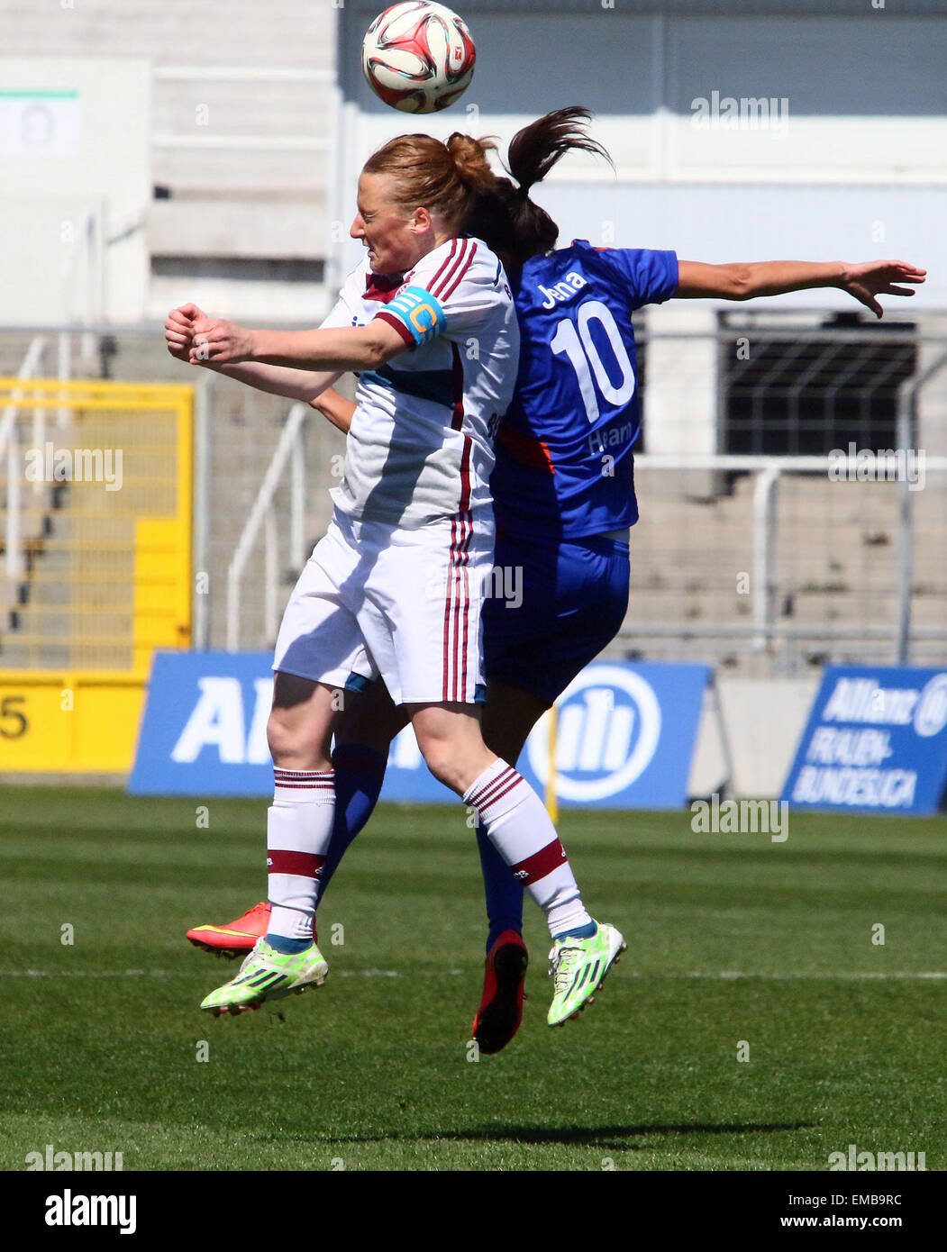 Monaco di Baviera, Germania. Xix, Apr 2015. Da sinistra Melanie BEHRINGER (Muenchen), Ambra HEARN (Jena/NZ), .donna tedesca Soccer League 2014/2015, FC Bayern Muenchen vs USV Jena, giornata20.Muenchen, Stadium dell'Gruenwalder Street, © Wolfgang Fehrmann/Wolfgang Fehrmann/ZUMA filo/Alamy Live News Foto Stock