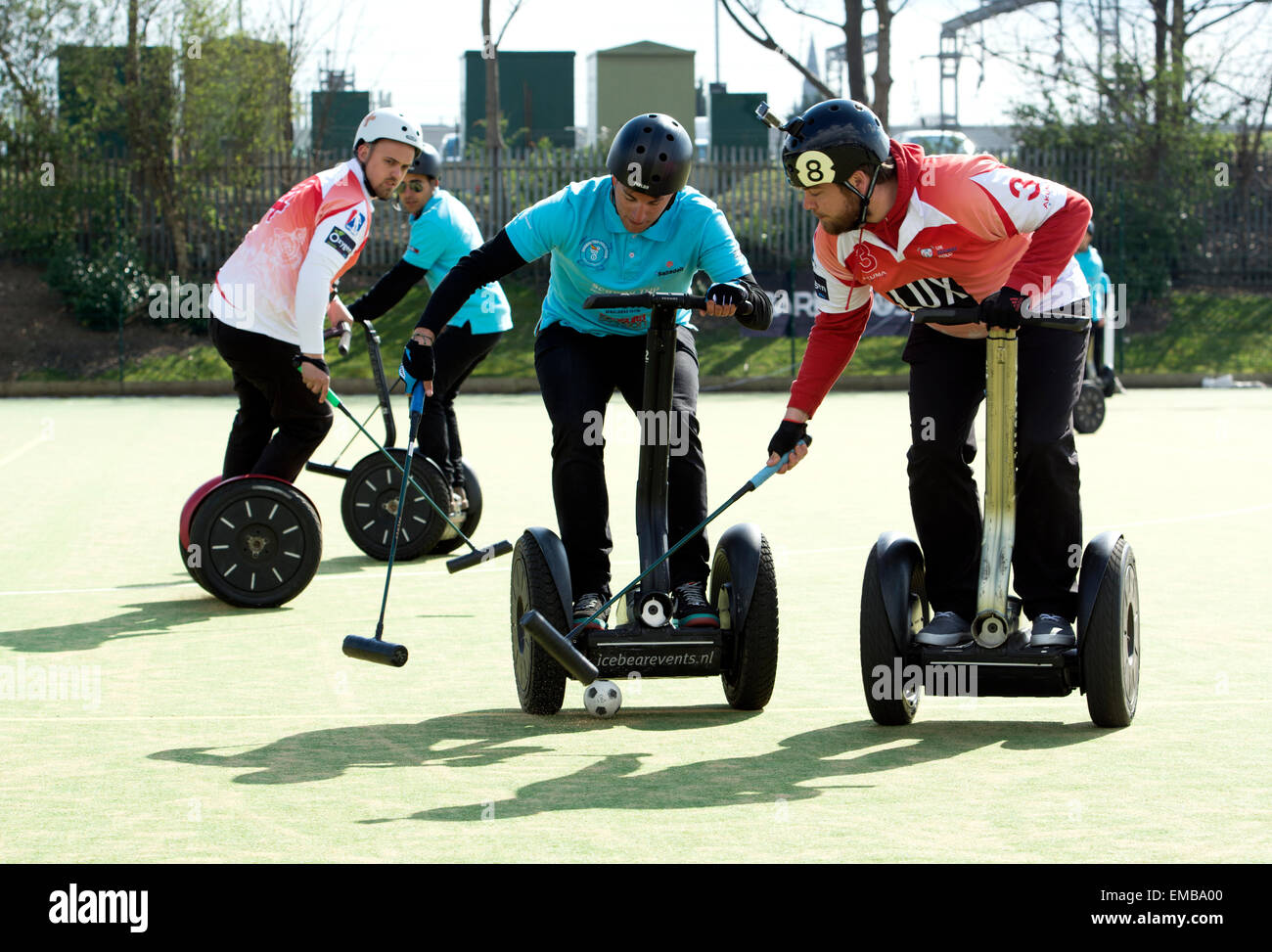 Rugby, Warwickshire, Regno Unito. 19 Aprile, 2015. I giocatori di competere nel primo mai international Segway Polo torneo che si terrà nel Regno Unito. Squadre provenienti da Europa nonché Barbados ha preso parte. Tra le squadre del Regno Unito era uno dalla BBC TV Fare clic su Programma. Un giocatore ospite nel team di Barbados è stata Amy Williams, le Olimpiadi Invernali Gran Bretagna gold medallist. Credito: Colin Underhill/Alamy Live News Foto Stock