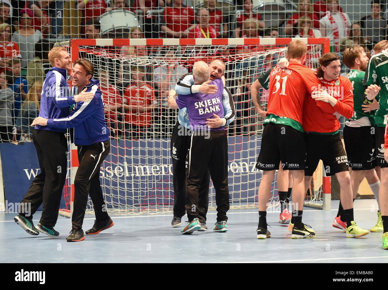 Kassel, Germania. Xix Apr, 2015. I giocatori Danesi e dei formatori celebrano il loro avanzamento a livello europeo Handball Federation Cup quarti di finale match tra MT Melsungen e Skjern Handbold in Rothenbach Hall di Kassel, Germania, 19 aprile 2015. Foto: Uwe Zucchi/dpa - nessun filo SERVICE -/dpa/Alamy Live News Foto Stock