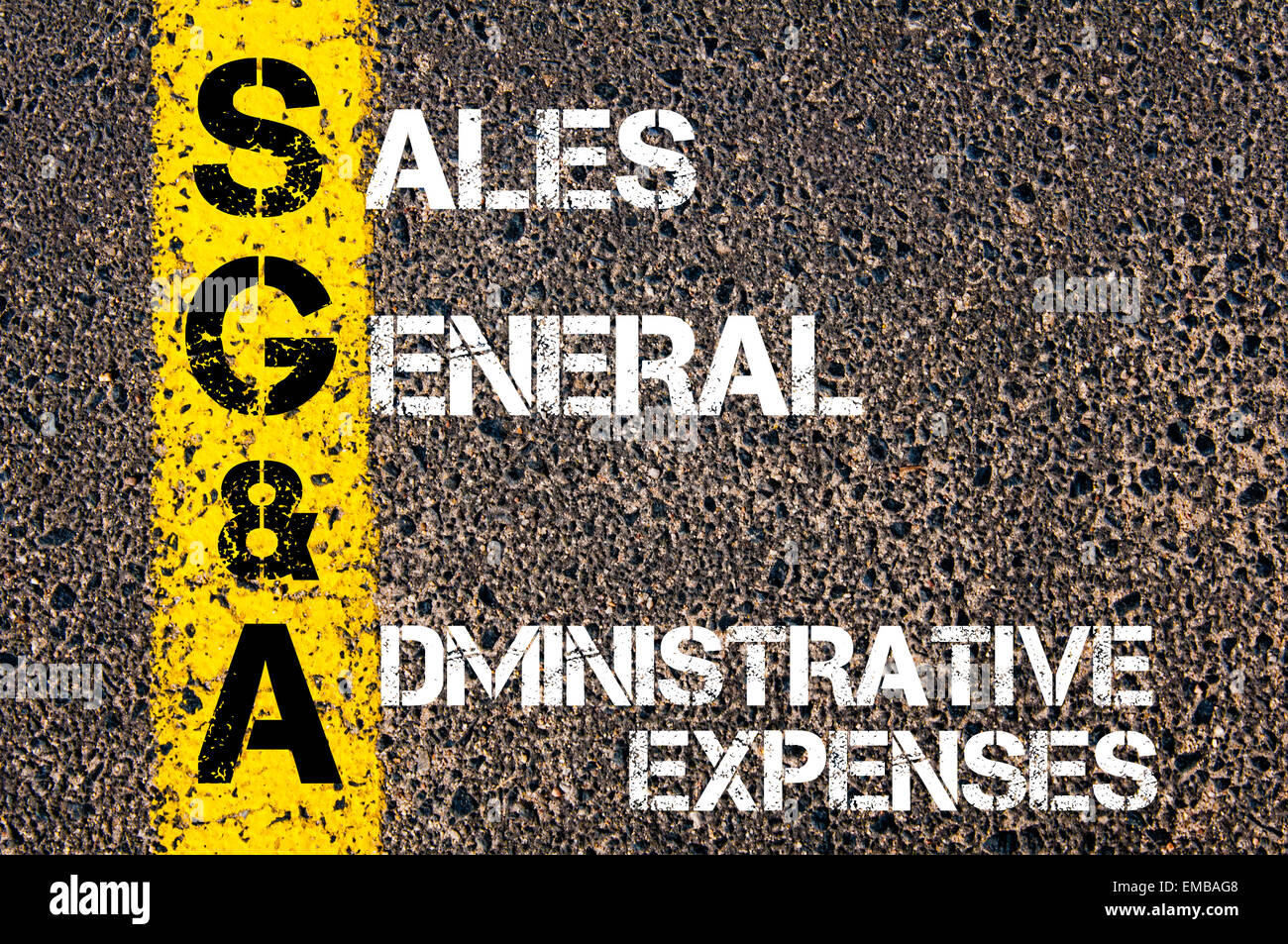 Acronimo di Business SGA come vendite le spese generali e amministrative. Vernice gialla linea sulla strada contro lo sfondo di asfalto. Immagine concettuale Foto Stock
