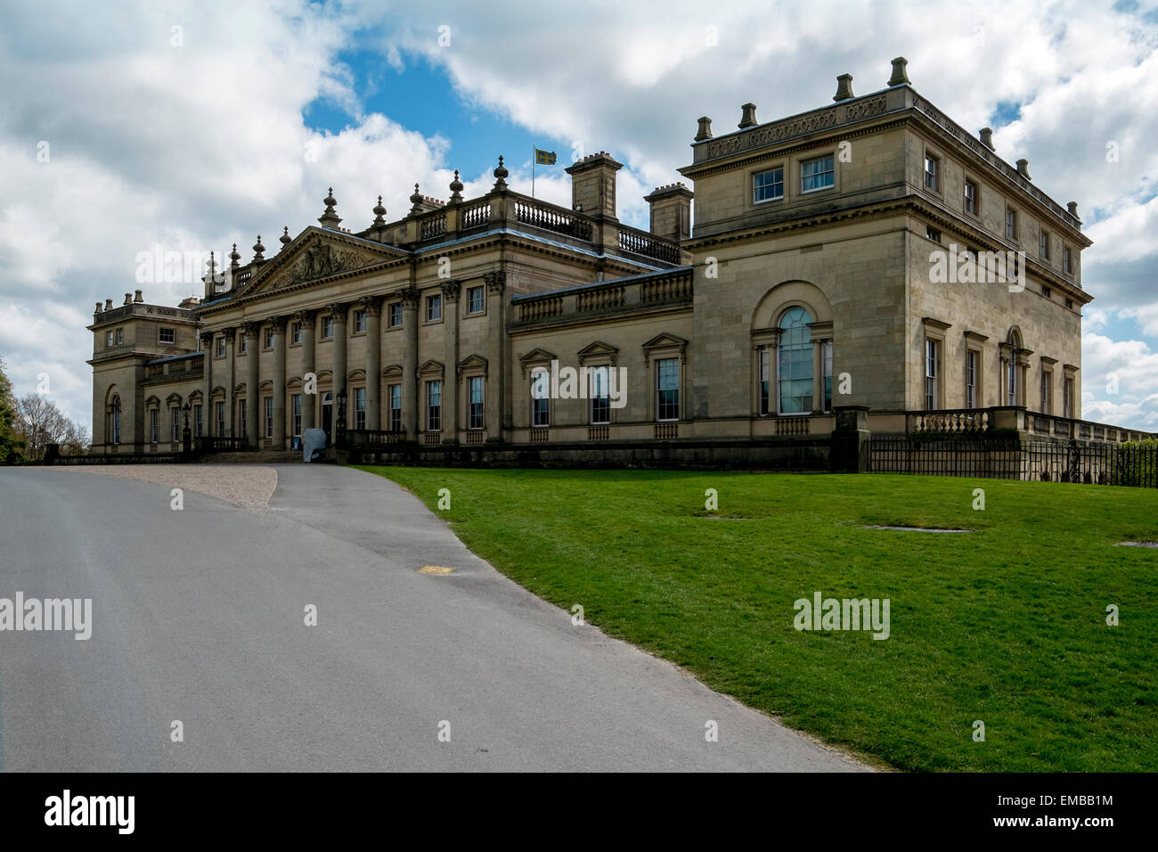 Leeds, nello Yorkshire, Regno Unito. 19 Aprile, 2015. Gloriosa giornata di sole a Harewood House, Leeds Credito: Paul Chambers/Alamy Live News Foto Stock