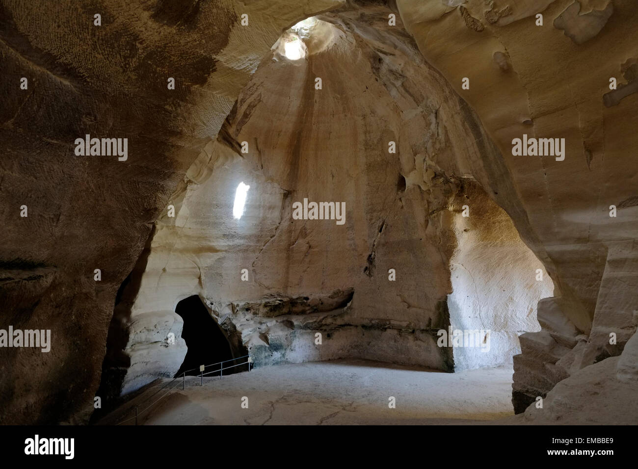 Vista interna della campana grotta presso il Beit Guvrin-Maresha parco nazionale situato nelle pianure della Giudea in Israele il 19 aprile 2015 Beit Guvrin grotte diventare Israele il sito di ottava per entrare a far parte del patrimonio mondiale Unesco. Il sito archeologico contiene circa 3.500 camere sotterranee distribuiti tra distinti complessi scolpiti nella fitta ed omogenea di gesso morbida della regione. Foto Stock