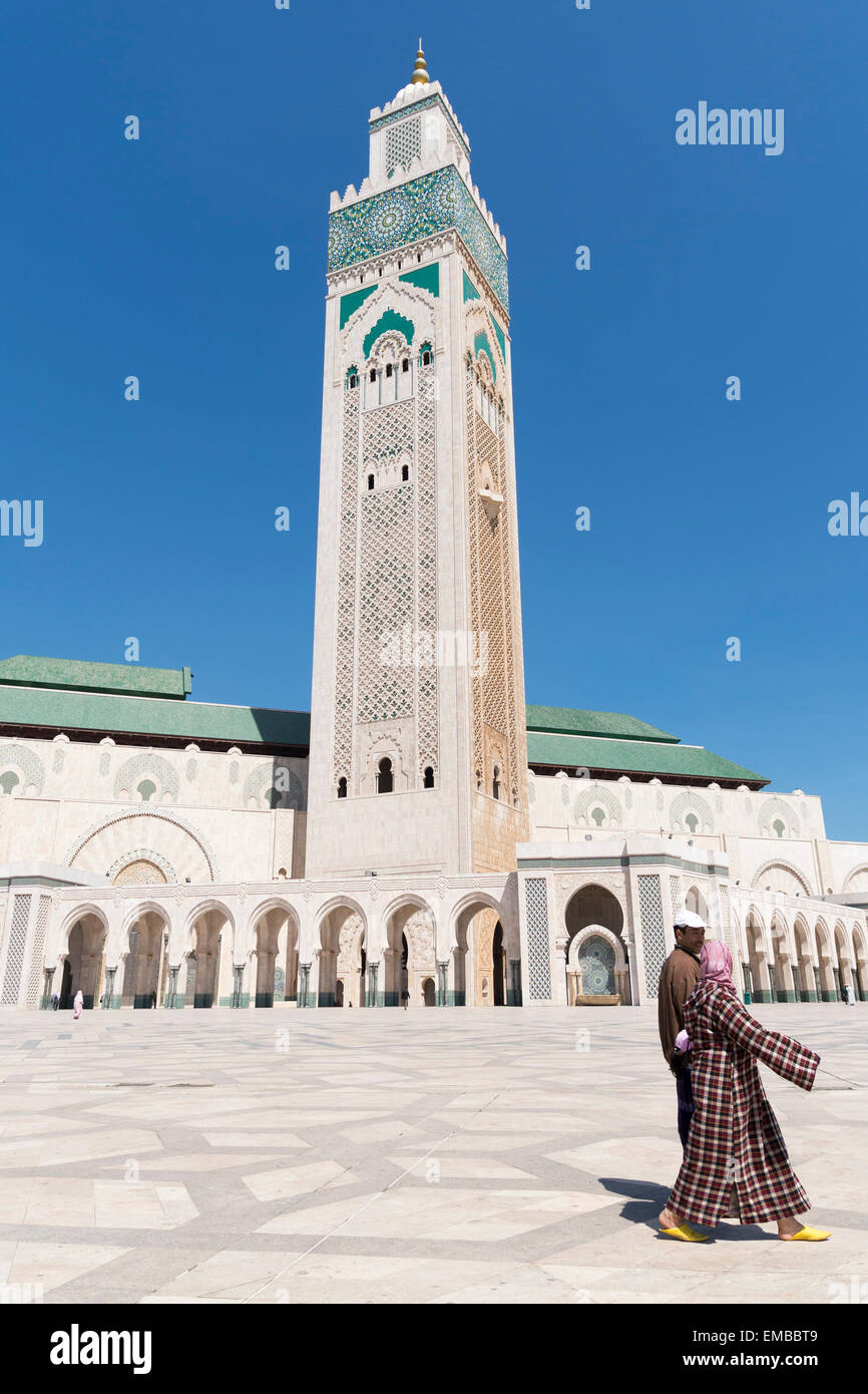 Coppia musulmana che cammina alla Moschea Hassan II di Casablanca, Parc de la Ligue Arabe, Casablanca, Marocco Foto Stock