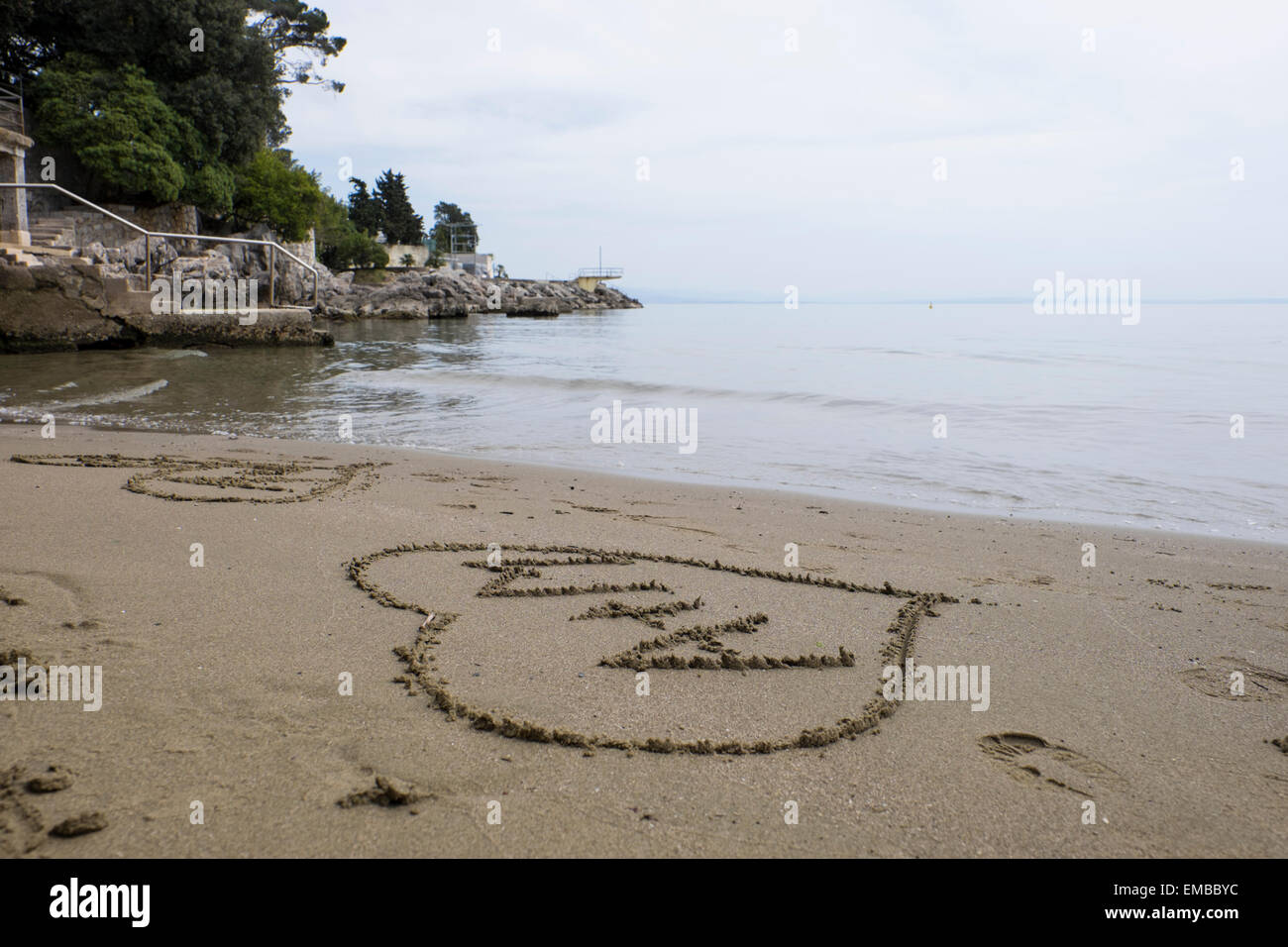 Hart tracciata sulla sabbia su una spiaggia in Opatija Croazia Foto Stock