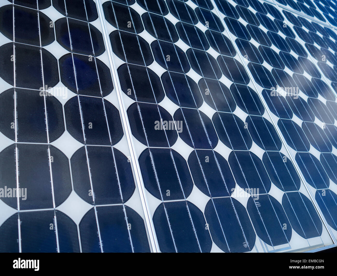 Pannello solare fotovoltaico in array di celle close up cumulus nuvole riflettono in pannelli. Energia solare è un verde rinnovabile fonte di potenza Foto Stock