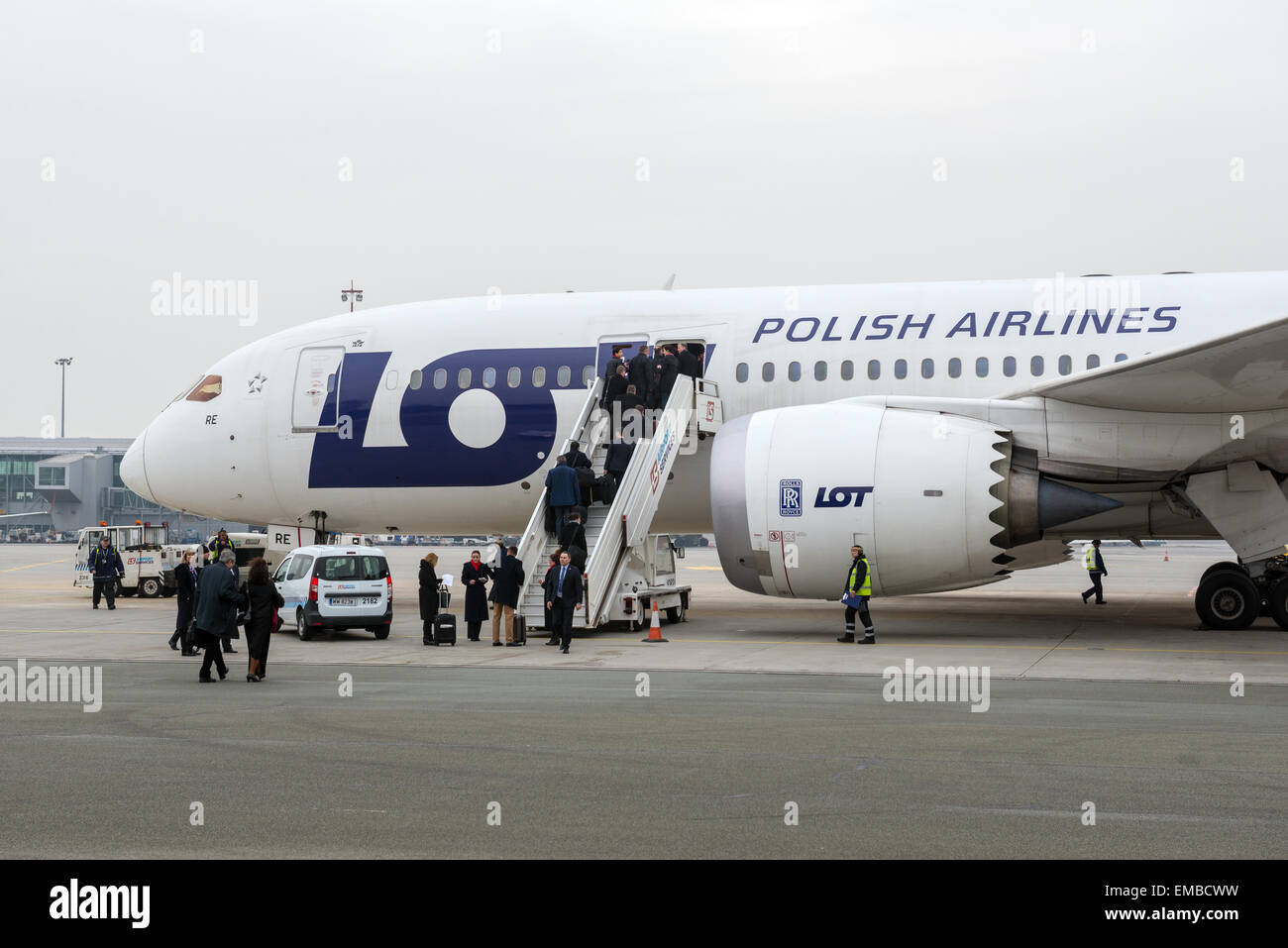 Boeing 787 Dreamliner twin-motore aereo jet delle Linee Aeree Polacche LOT sull aeroporto di Varsavia Foto Stock