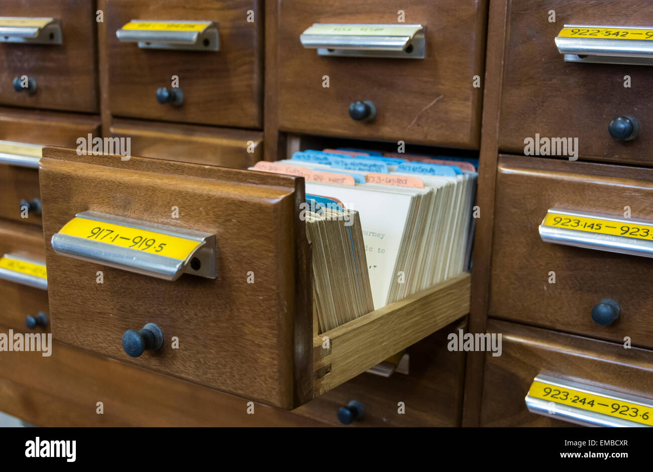 In vecchio stile biblioteca catalogo carta cassetto estratto presso la Biblioteca Centrale di Bristol Foto Stock