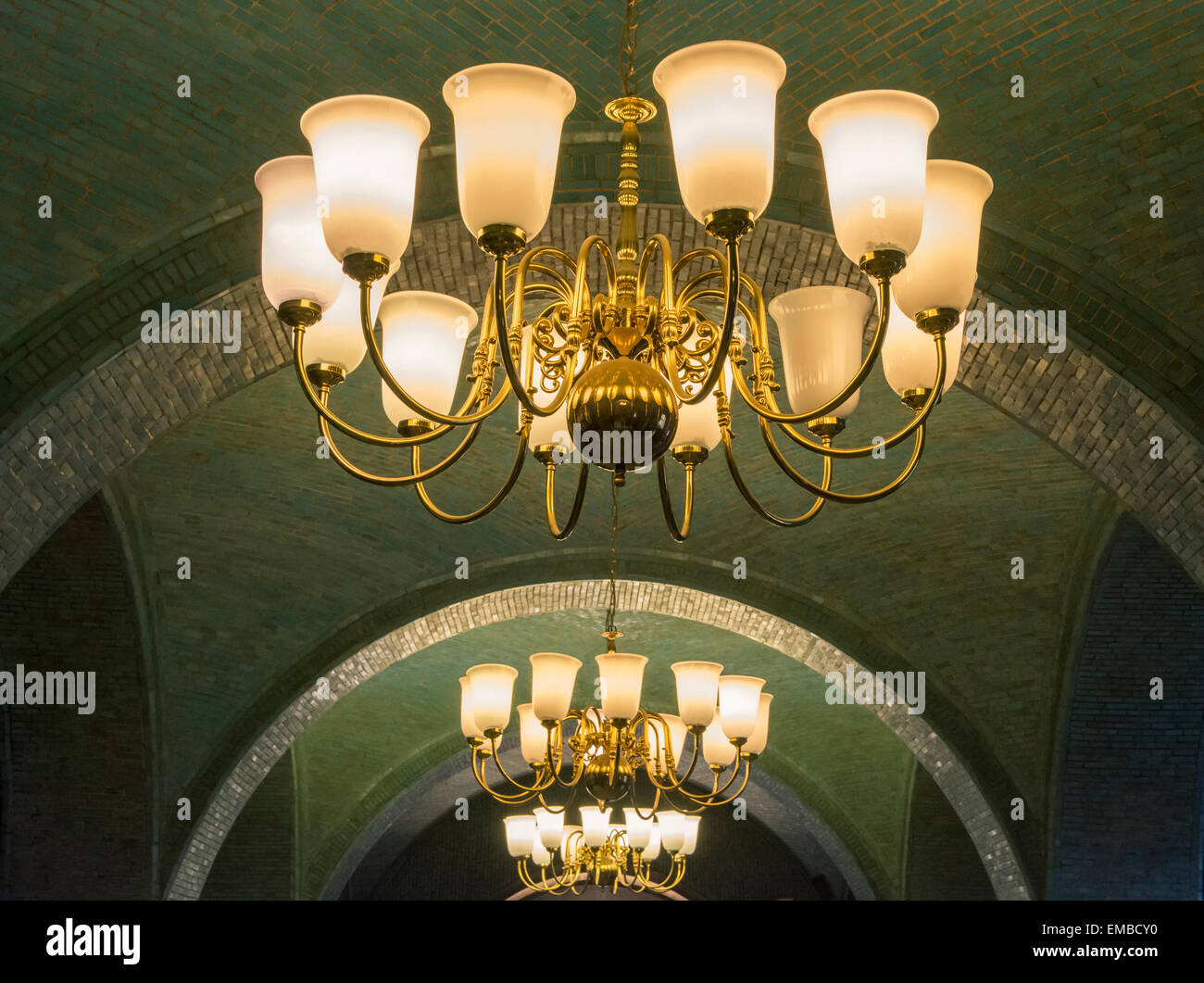 Illuminazione in corridoio di Bristol della biblioteca centrale. Il soffitto dietro è arcuata e coperti di tegole. Foto Stock