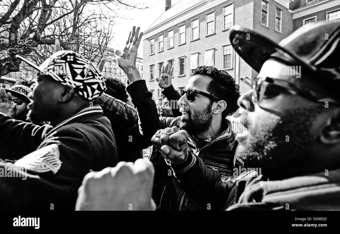 I richiedenti asilo che è stato negato il permesso di soggiorno nei Paesi Bassi ha protestato per il secondo giorno di fila nella capitale olandese. Una cinquantina di profughi africani che hanno vissuto in precedenza in un garage abbandonato ad Amsterdam hanno trasferito la loro stessi a inutilizzato un edificio adibito a ufficio. Il proprietario dell'edificio ha premuto oneri. Giovedì lo stesso gruppo è stata negata la possibilità di protesta di fronte al parlamento. Foto Stock